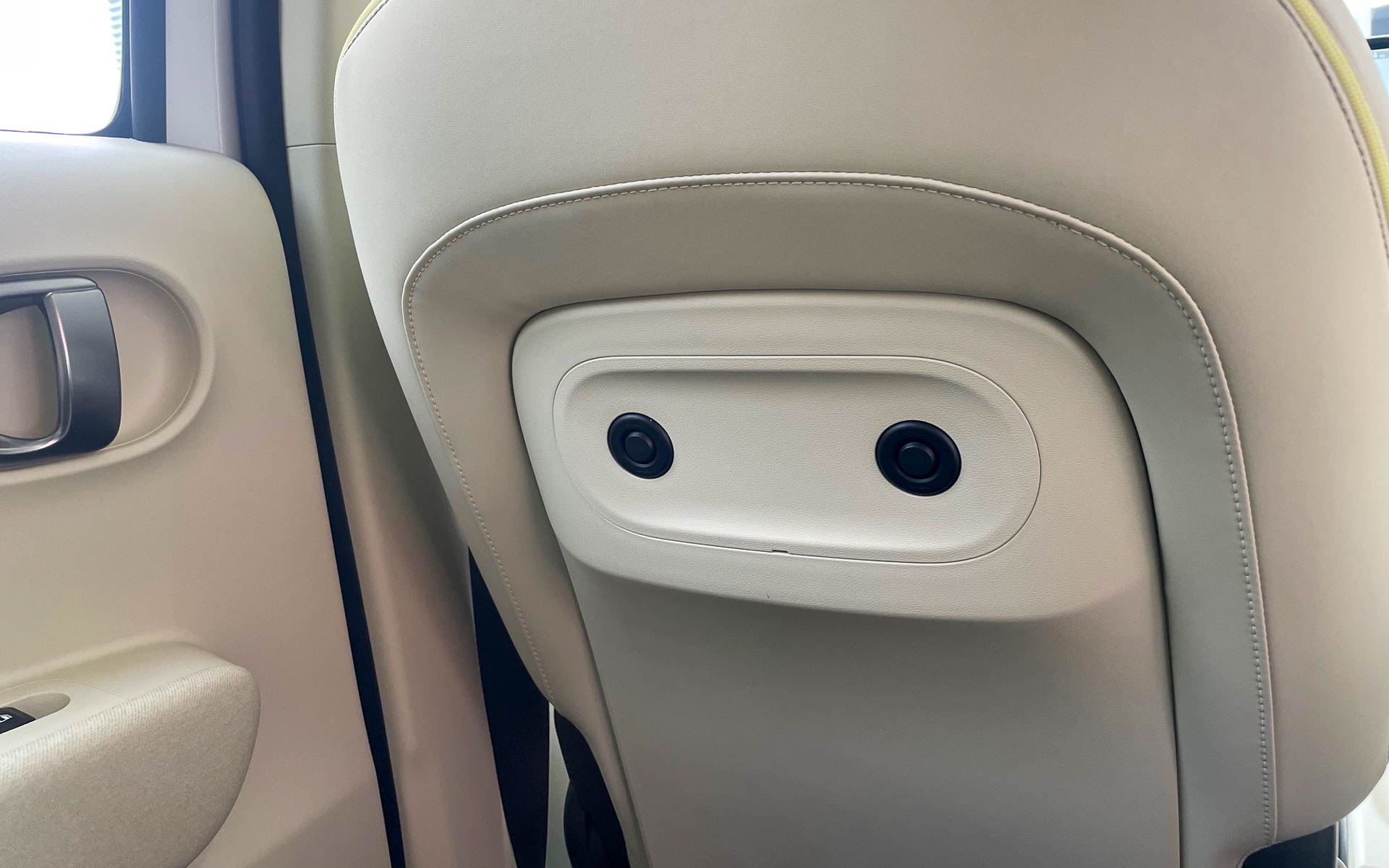 不思議な2孔のパネルはドアにもあり、オプション品と変えられる。このパネルはテーブルとカップホルダーのオプション品と交換できる