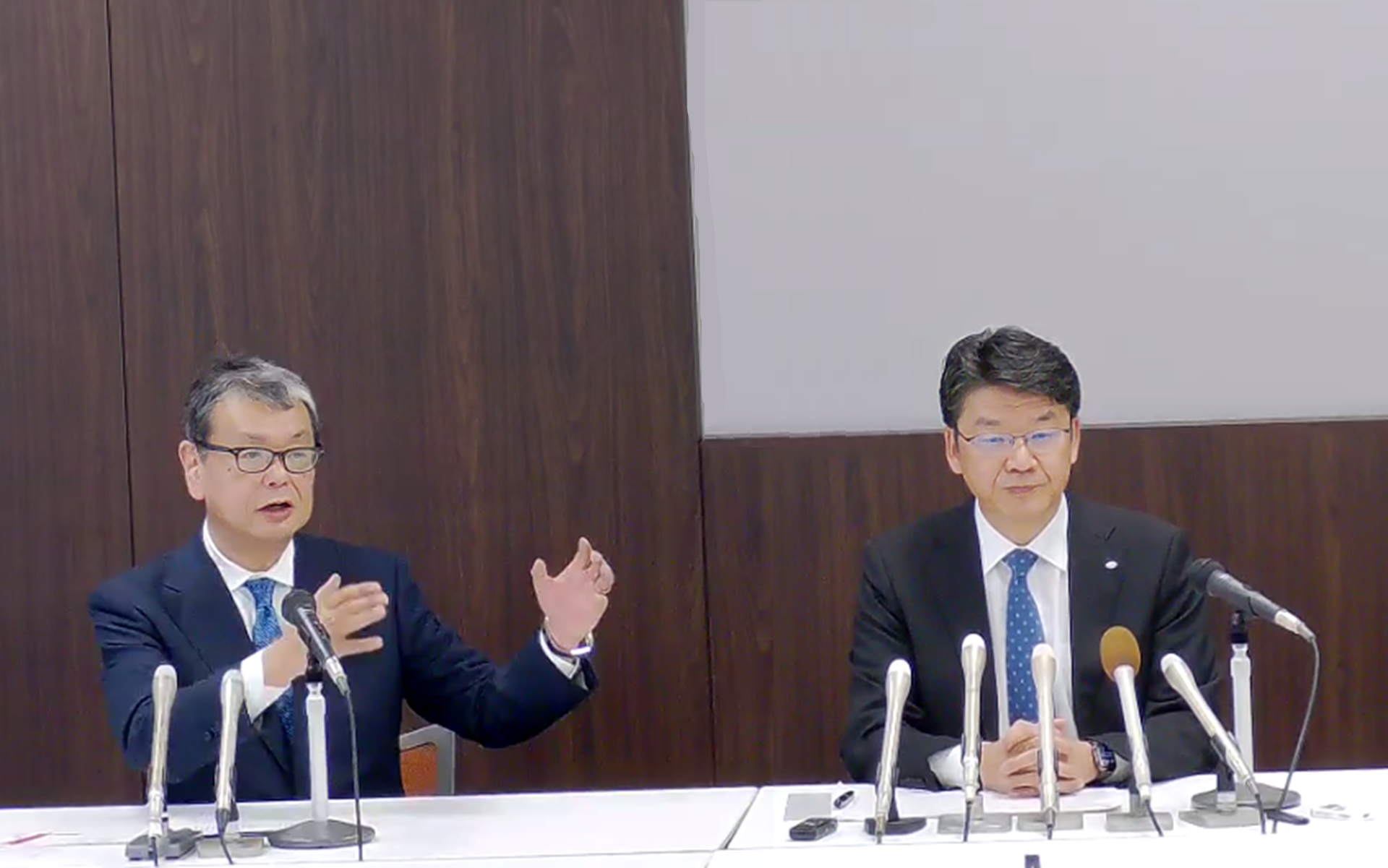 デンソーが2025年3月期決算説明を行なった。左から代表取締役副社長の松井靖氏、代表取締役社長の林新之助氏