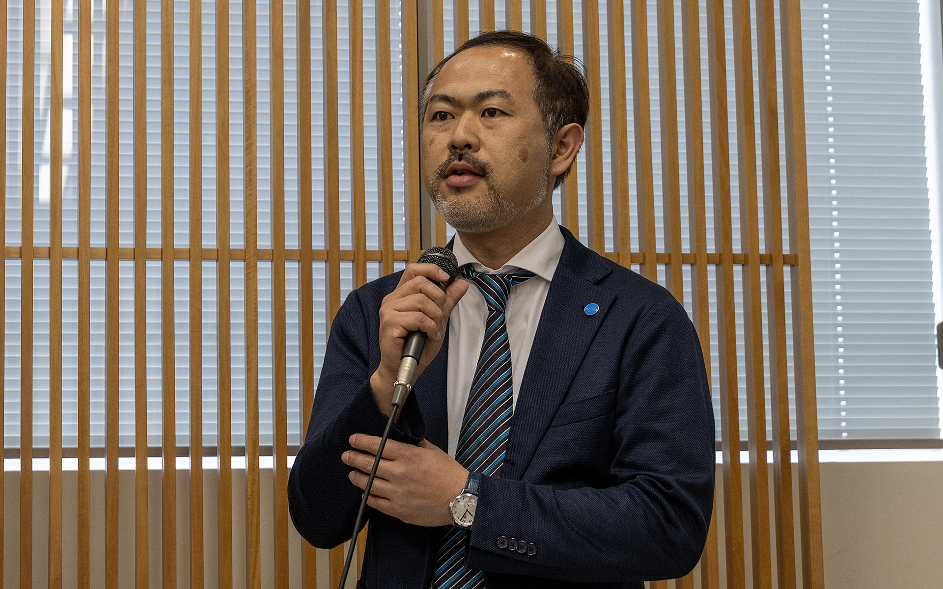 ハーマンインターナショナル 代表取締役 桑原拓磨氏。今回の説明会ではクルマの車内空間に特化したソフトウェアやハードウェアのソリューションが中心になるとのこと