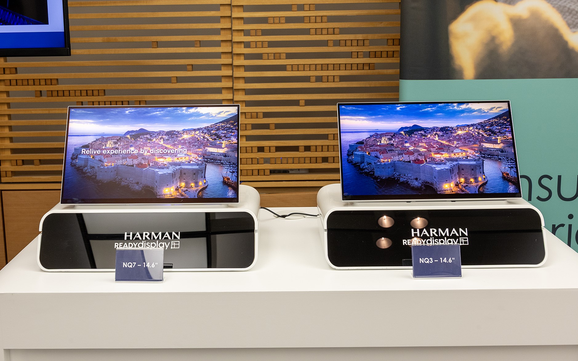 14.6インチディスプレイは2種類展示されていた