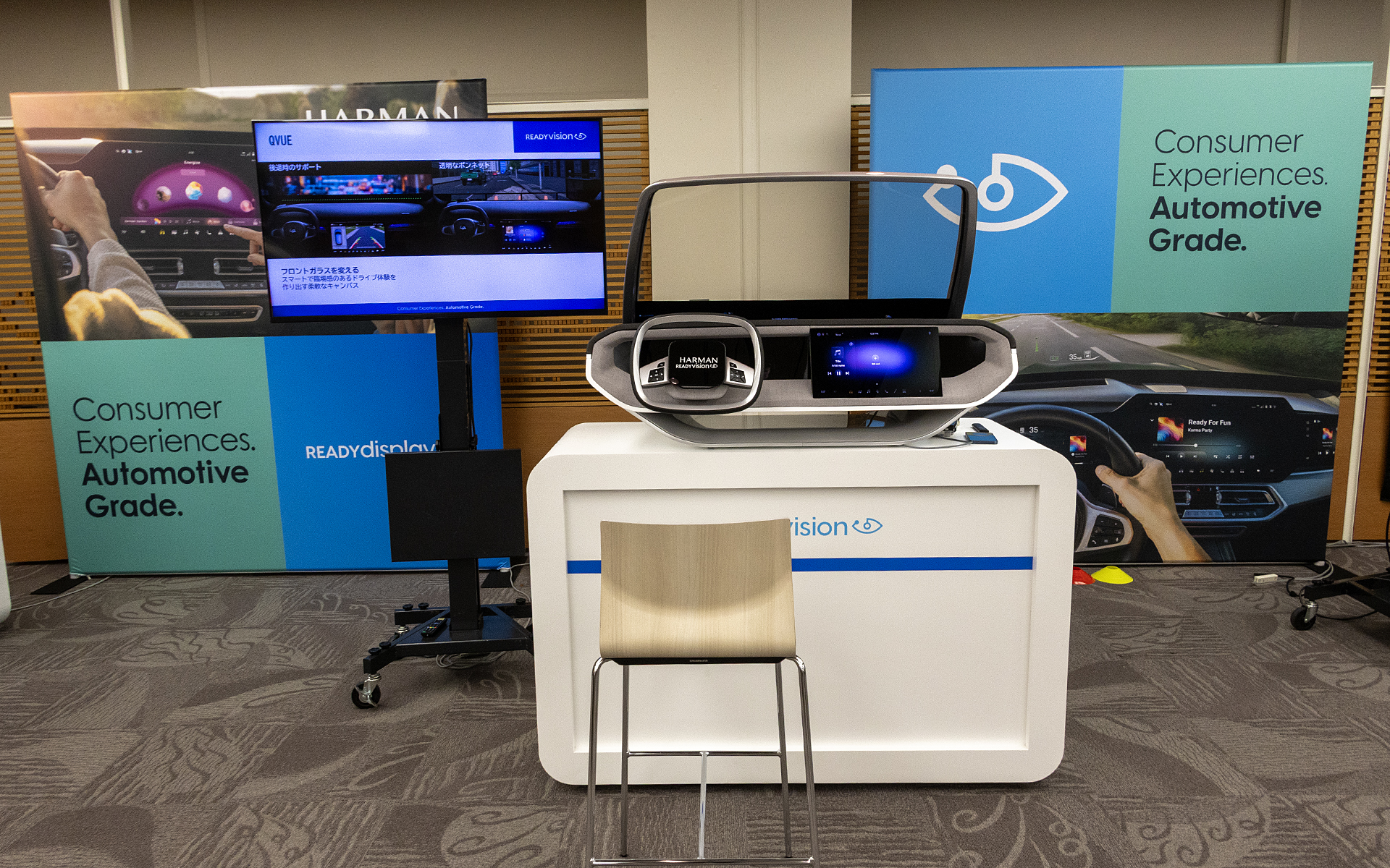 小型のディスプレイを使ったフロントガラスに情報を映し出す技術展示