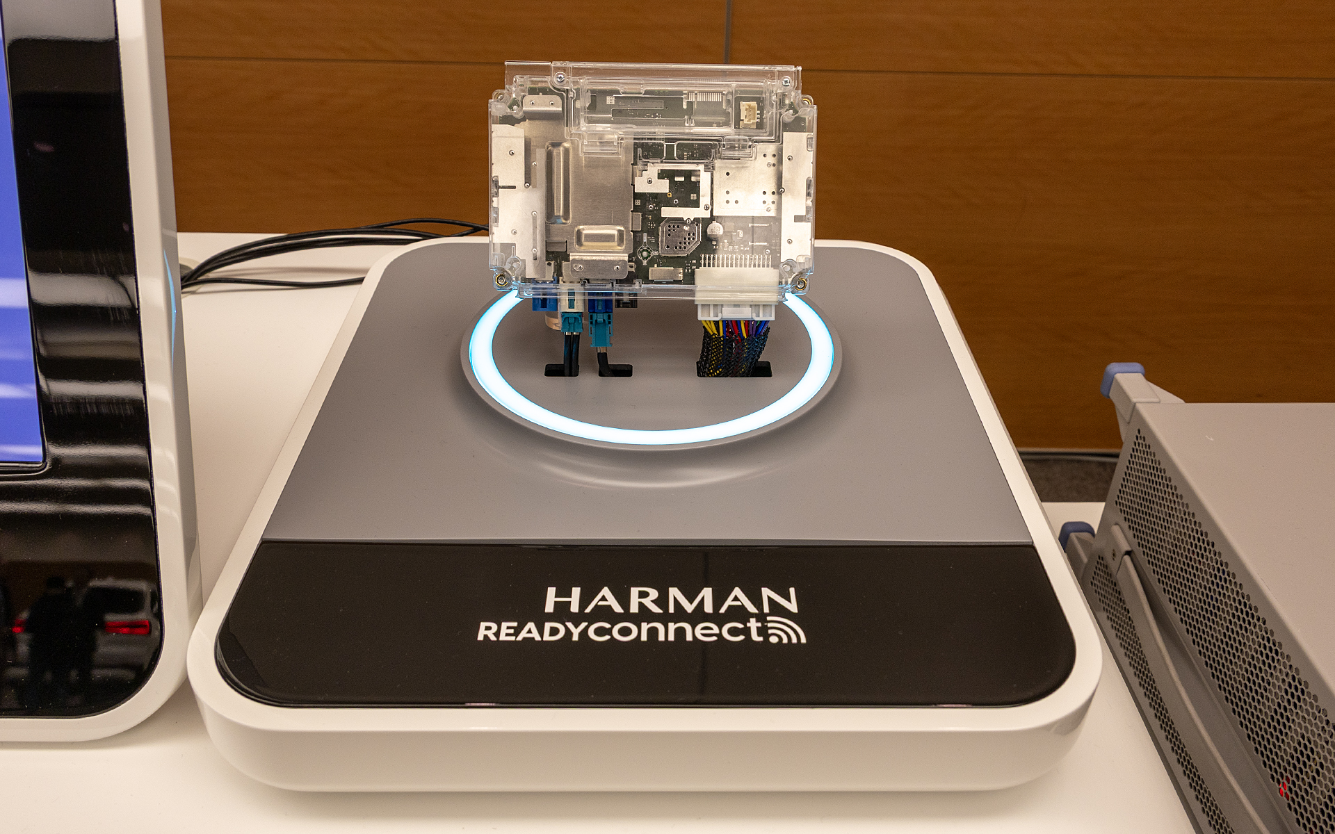 こちらはReady Connectのコーナーに展示されていた自動車メーカー向けモジュール。現代のクルマには通信技術が必要とされているが、ここも開発に時間やコストが掛かるもの。そこでこのモジュール。4Gから5Gへ通信方法が変わったとしてもチップを差し替えるだけで同じユニットが使用できるという