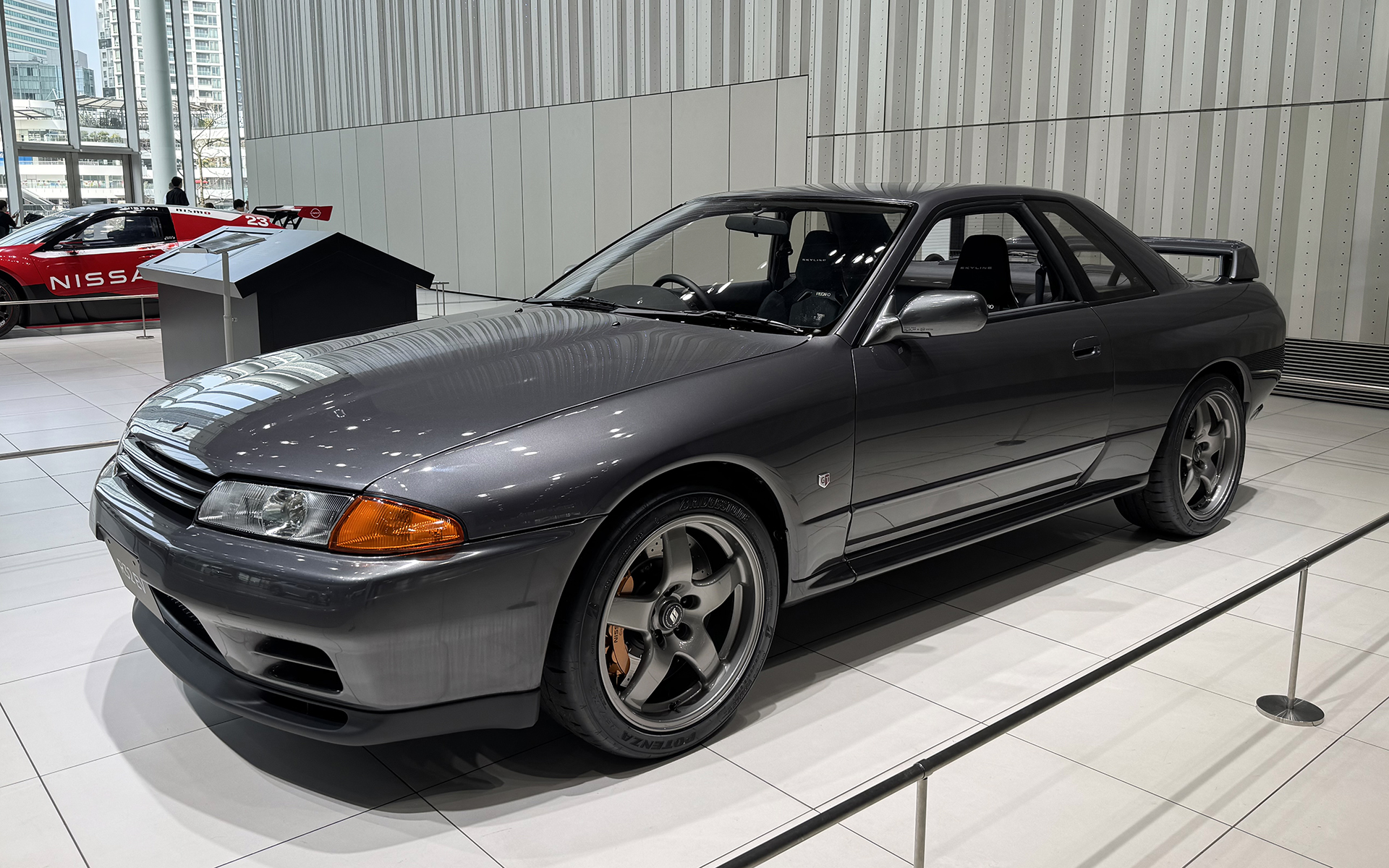 R32 EV。純正ホイールと思いきや、デザイン同じで18インチ化しているのがとてもツボ