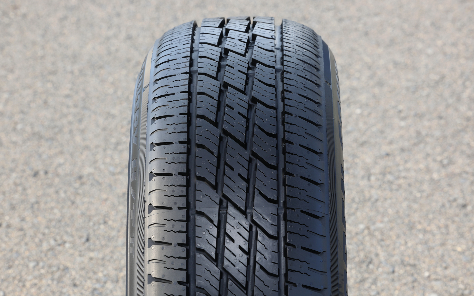 試乗車（三菱デリカミニ）が履いていたのは断面幅205以下なのでラウンドショルダータイプだ