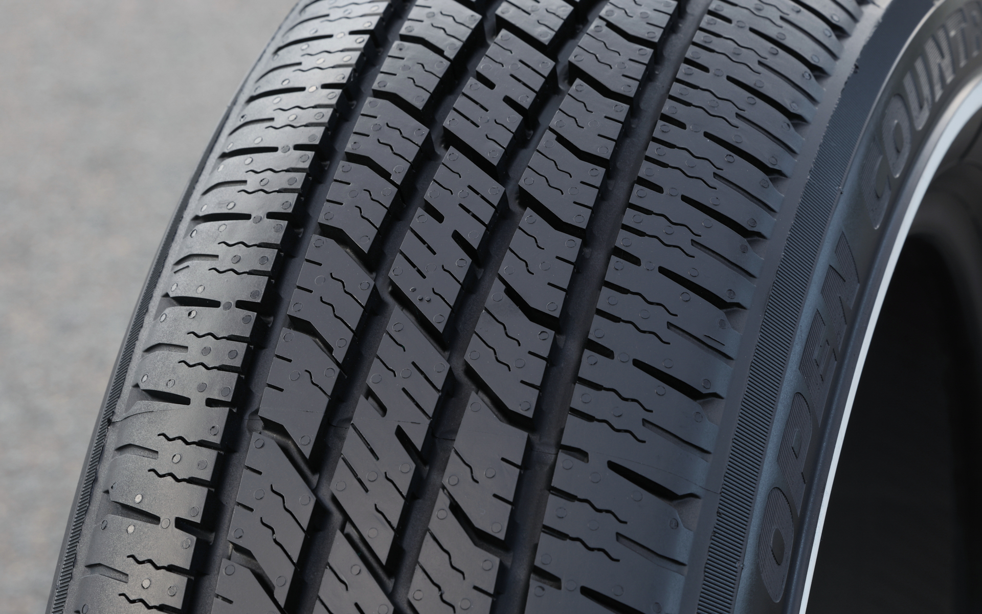 中心部は排水性を高めたワイドグルーブを採用しつつ、偏摩耗や耐摩耗性に寄与するマルチウェーブサイプも搭載。またショルダーグルーブをストレート化することで静粛性も向上させている