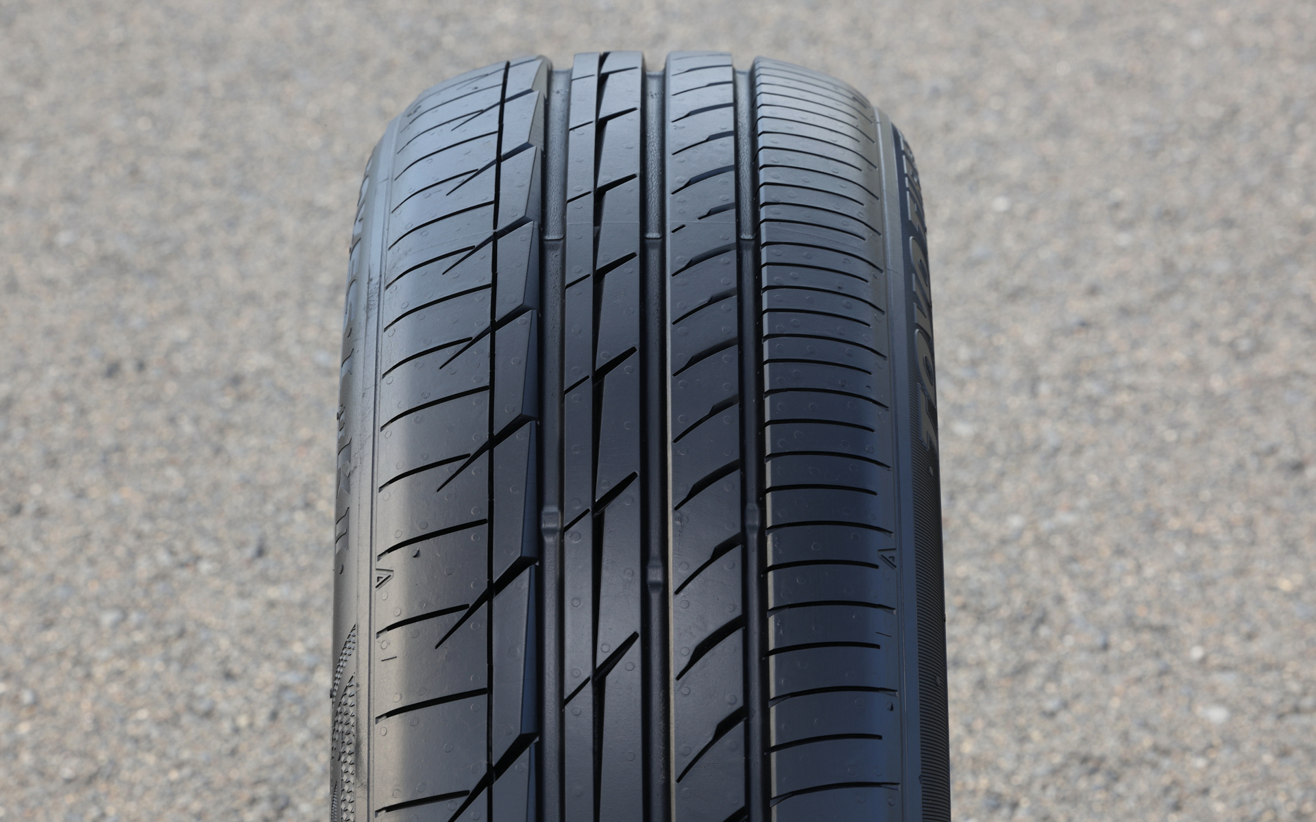 中央にワイドセンターリブを搭載。また、フレキシブルテーパーによって操縦安定性としっかり感を向上させている。イン側は静粛性を重視、アウト側は操縦安定性を重視と左右非対称パターンを採用した