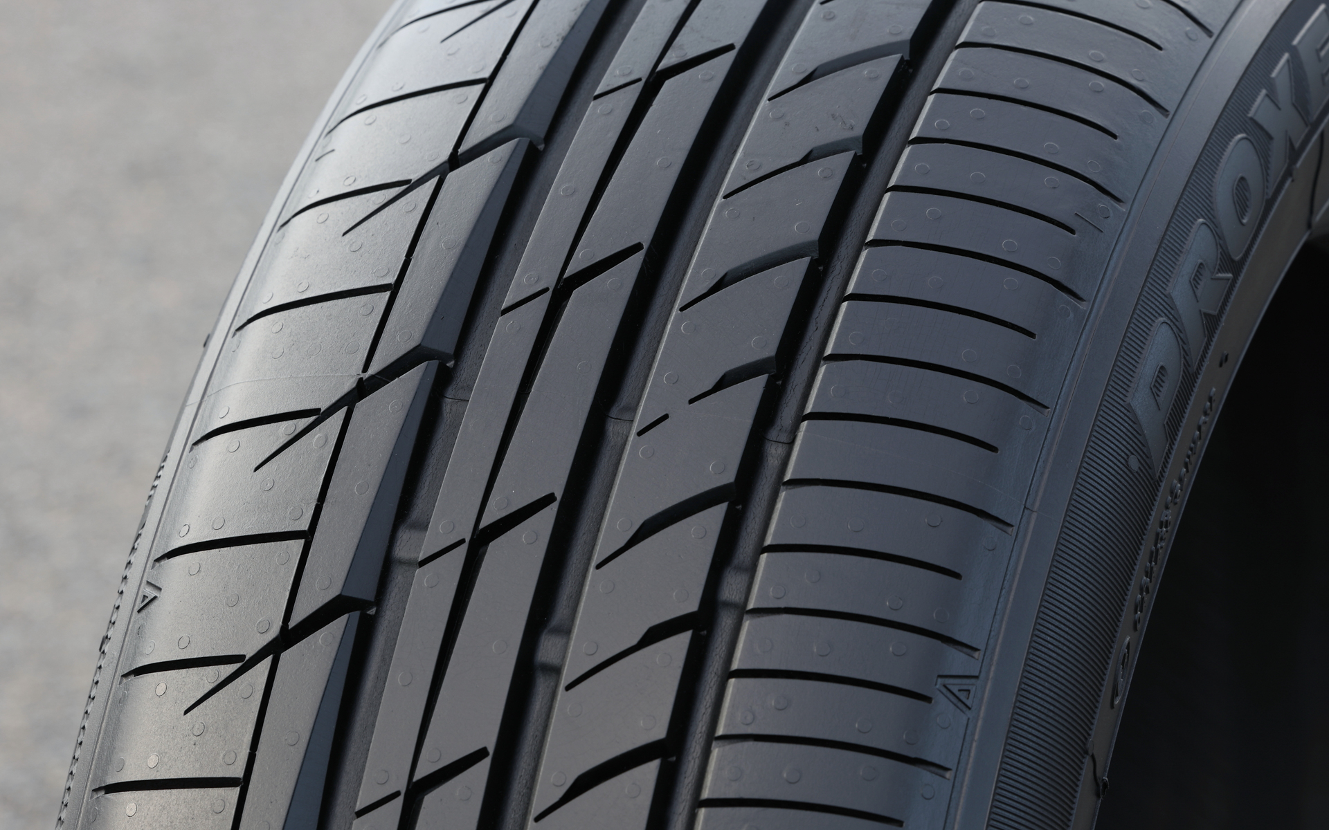 偏摩耗抑制により摩耗後のノイズに寄与する3Dマルチサイプを搭載