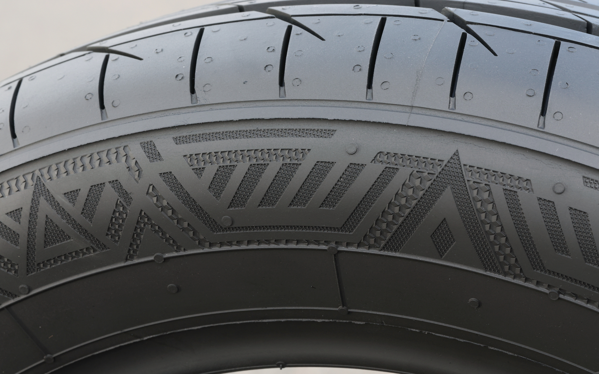 アウト側のサイド面は凹凸のある立体的なデザインを採用し、見る角度によって異なる表情を演出している