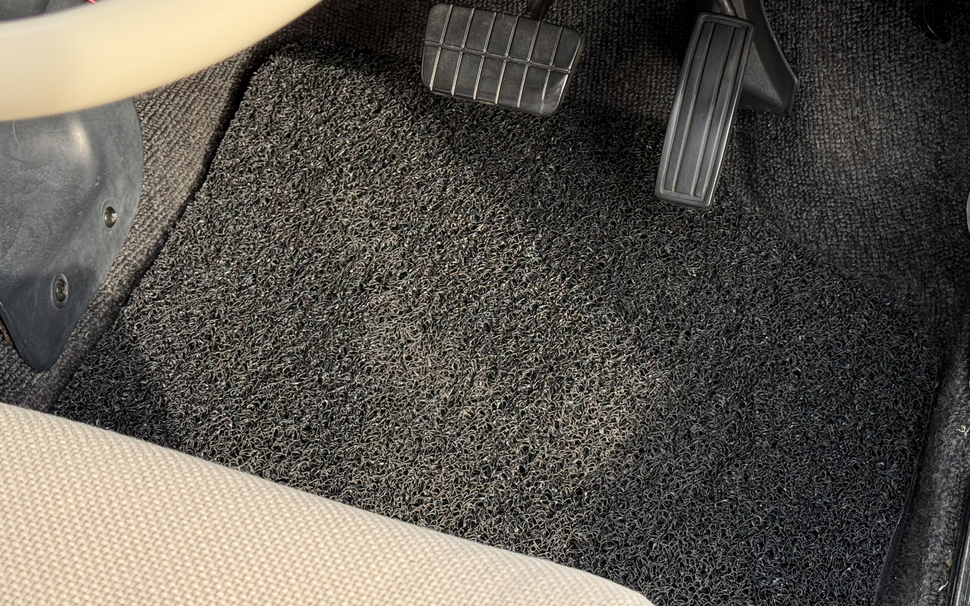 グレーのカーペットを採用する「パオ」との相性はピッタリ