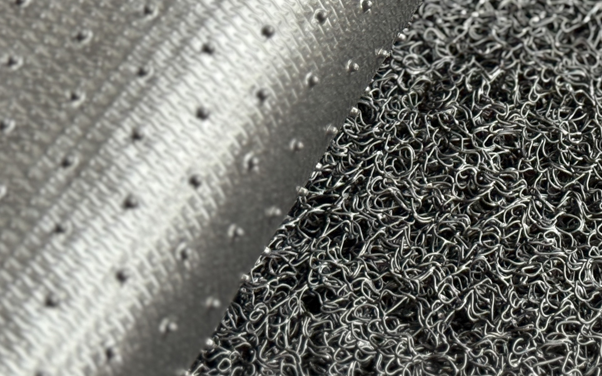 裏面は滑りにくいスパイク加工が施されている