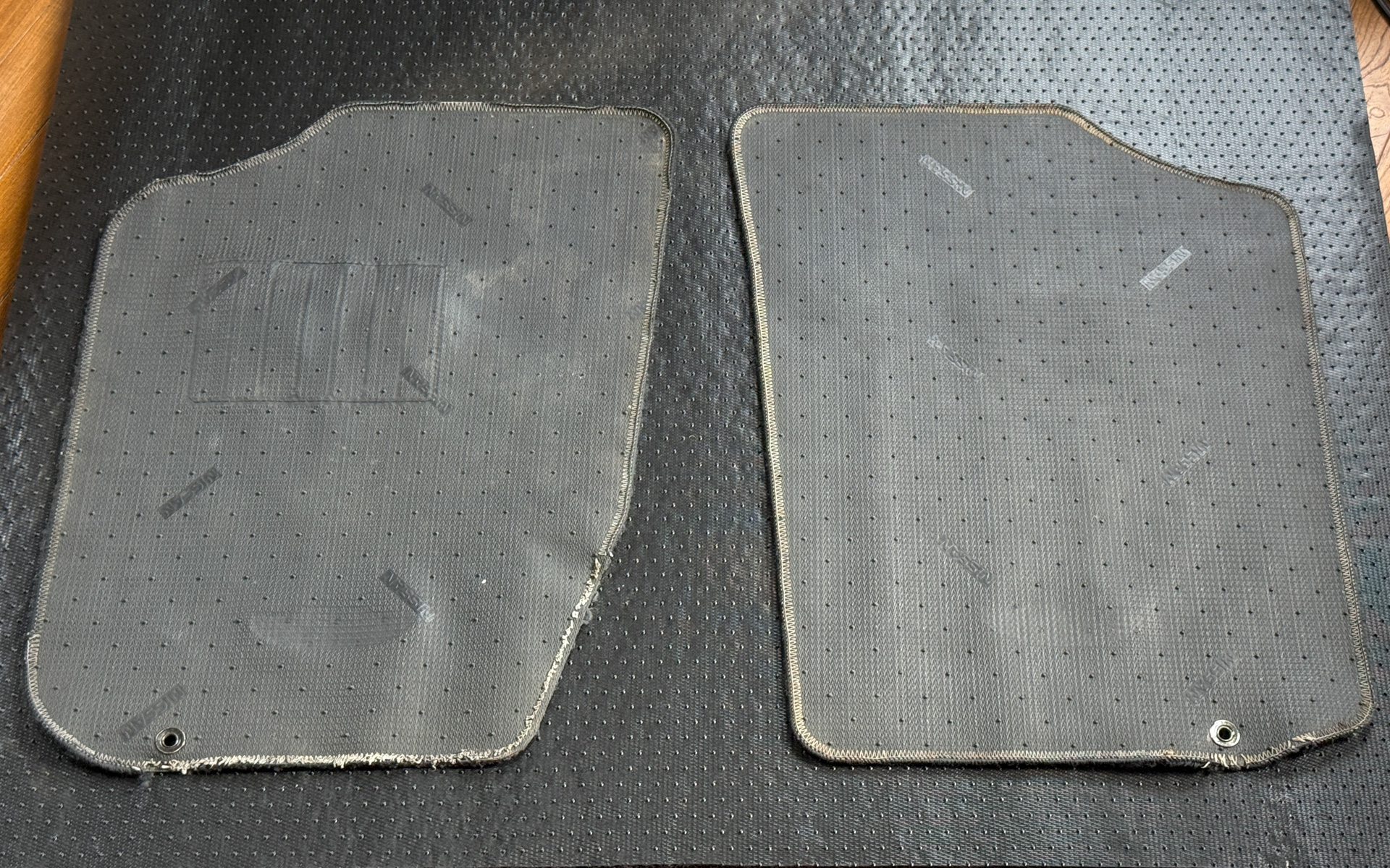 純正フロアマットと同じ形状に切り出す小一時間の工作が必要