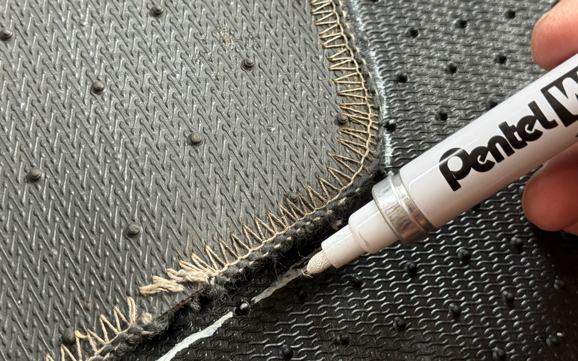 純正フロアマットの上に敷くので、若干大きめにカットしたほうが見栄えがよいが、アクセルペダルやブレーキペダルに干渉しないかの確認は必要