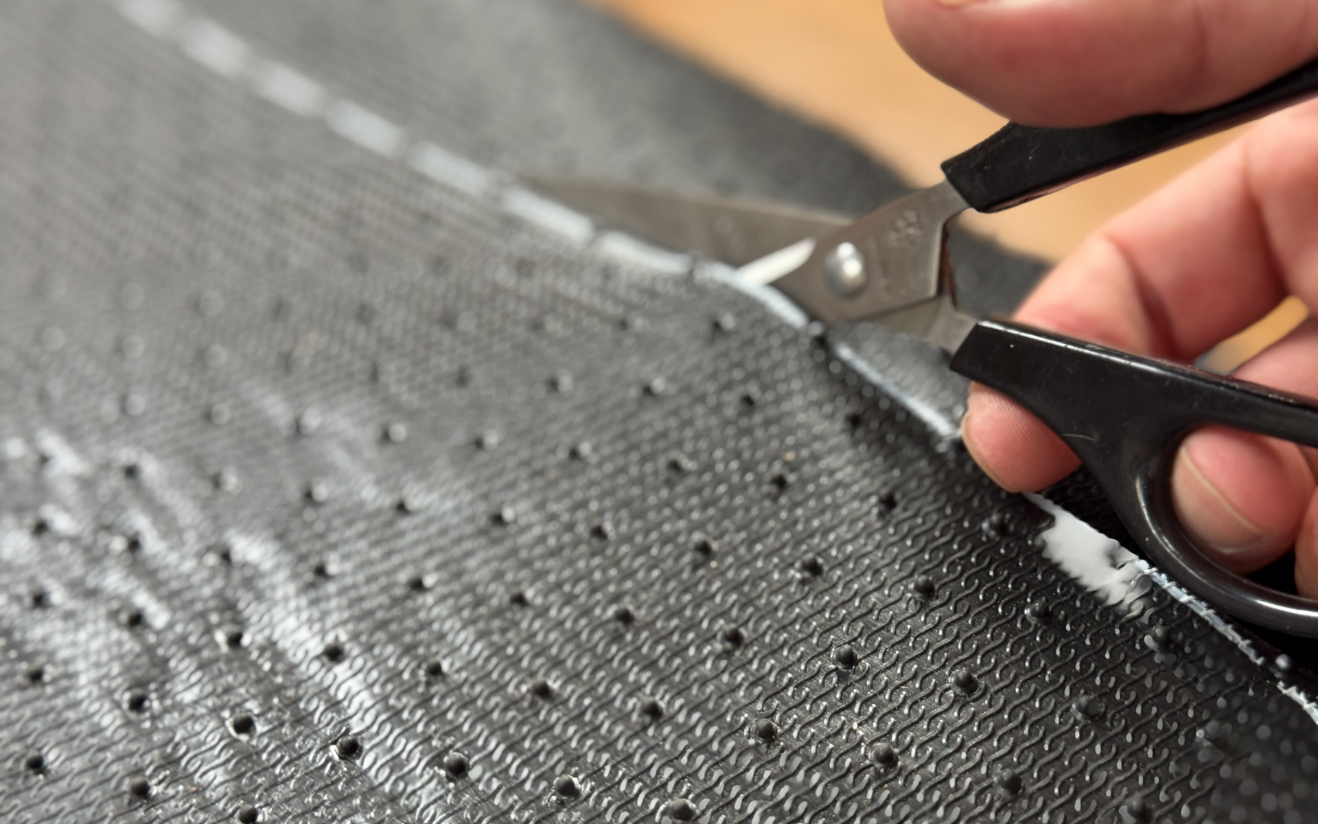 純正フロアマットの上に敷くので、若干大きめにカットしたほうが見栄えがよいが、アクセルペダルやブレーキペダルに干渉しないかの確認は必要