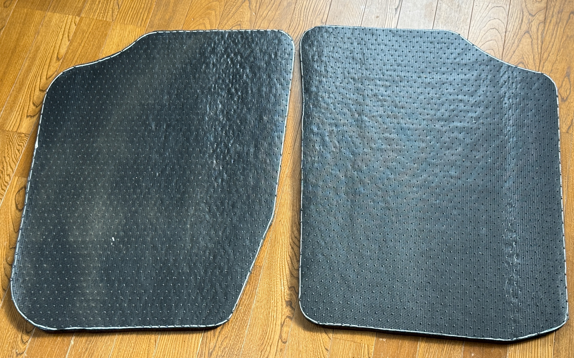 製品の裏面と純正フロアマットの裏面の形状を同じにして切り出す。裏表を間違えると大変だ。