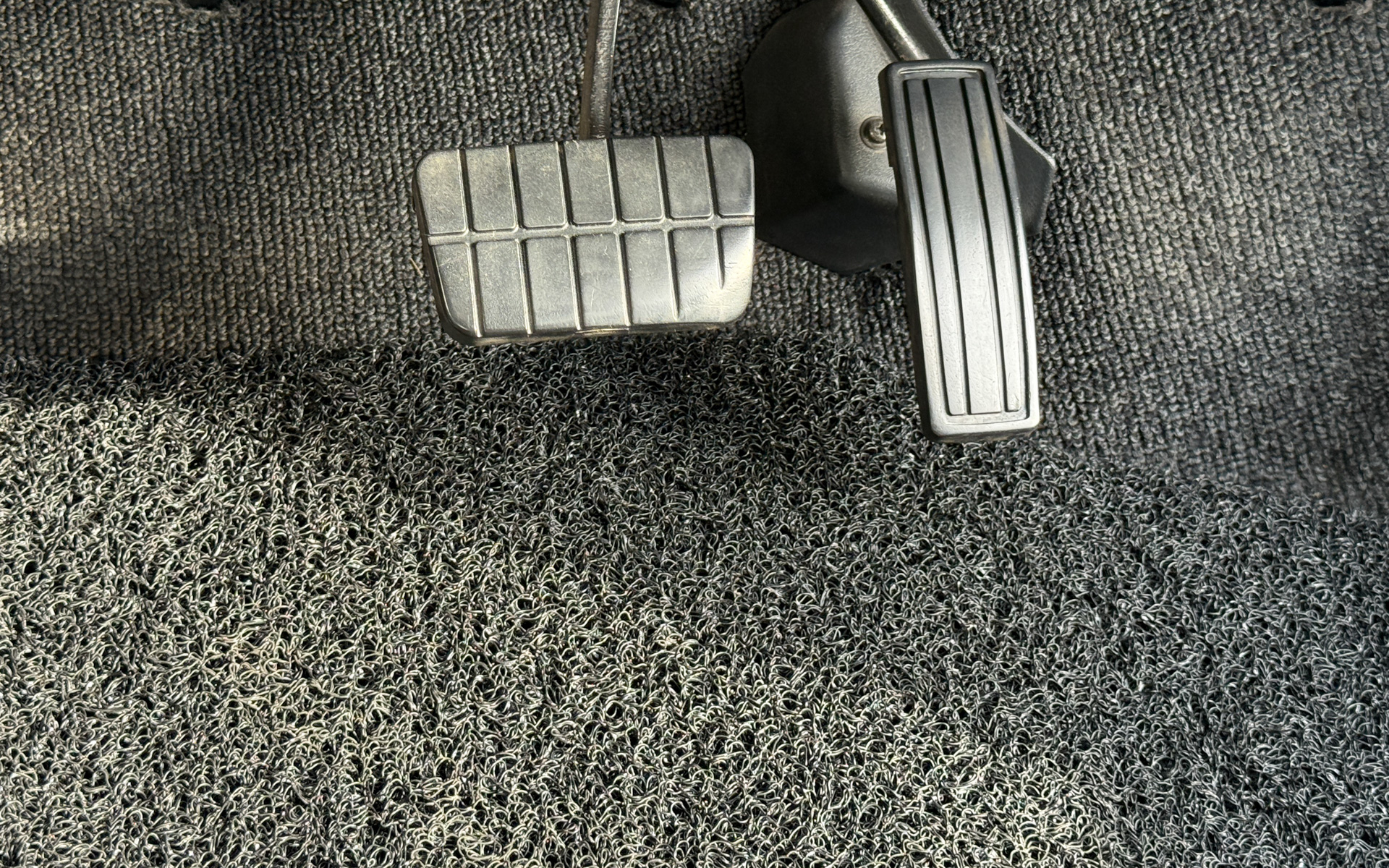 静音計画 サイレントマットの価格は、約1200×900mmサイズで8780円、約1500×590mmサイズで7680円