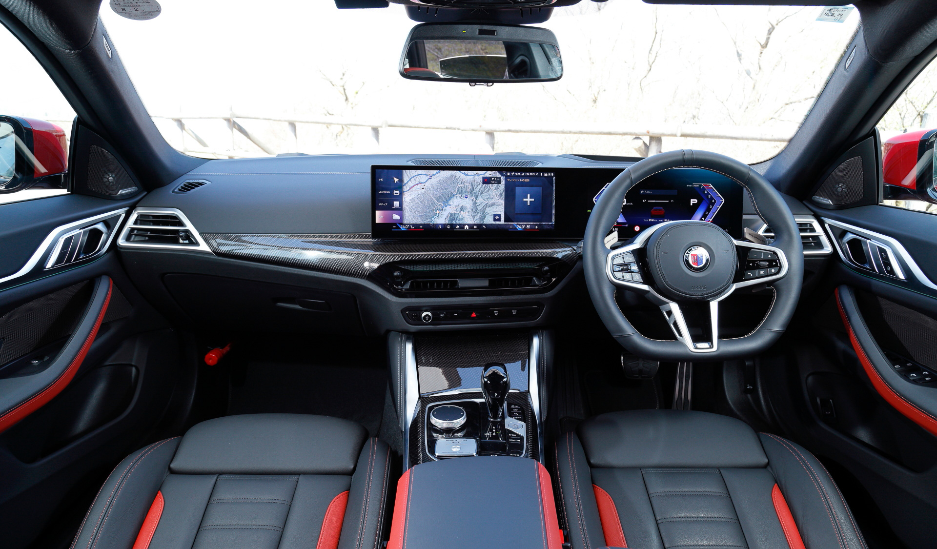 インテリアではステアリングのステッチ、アルミニウム製パドルシフト、フロアマットとラゲッジマットのステッチなどにGTモデルの専用カラー「オロ・テクニコ」を採用。ドアシルトリムやスポーツステアリングホイールには「GT」ロゴがあしらわれたほか、センターコンソールには個別のシリアルナンバーが記載された製造番号プレートが取り付けられる