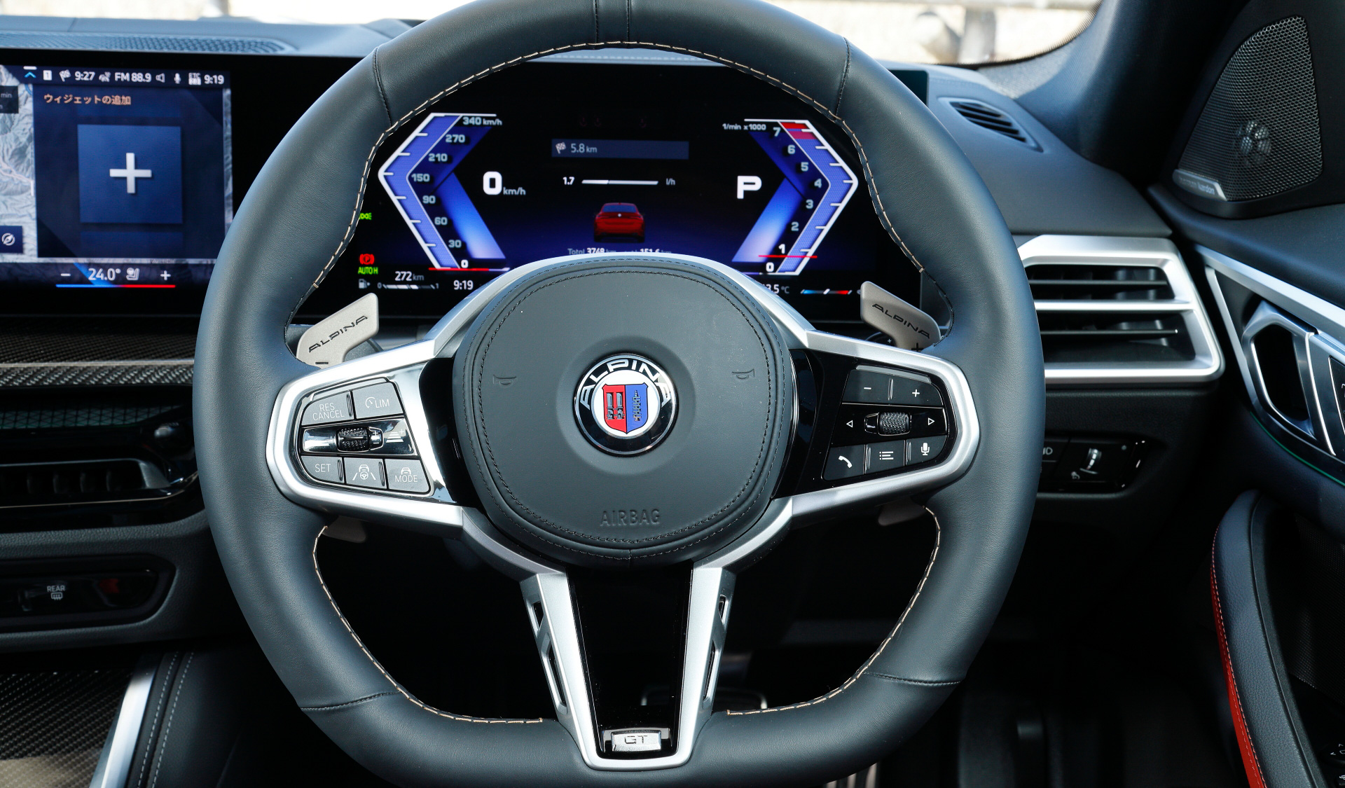 インテリアではステアリングのステッチ、アルミニウム製パドルシフト、フロアマットとラゲッジマットのステッチなどにGTモデルの専用カラー「オロ・テクニコ」を採用。ドアシルトリムやスポーツステアリングホイールには「GT」ロゴがあしらわれたほか、センターコンソールには個別のシリアルナンバーが記載された製造番号プレートが取り付けられる