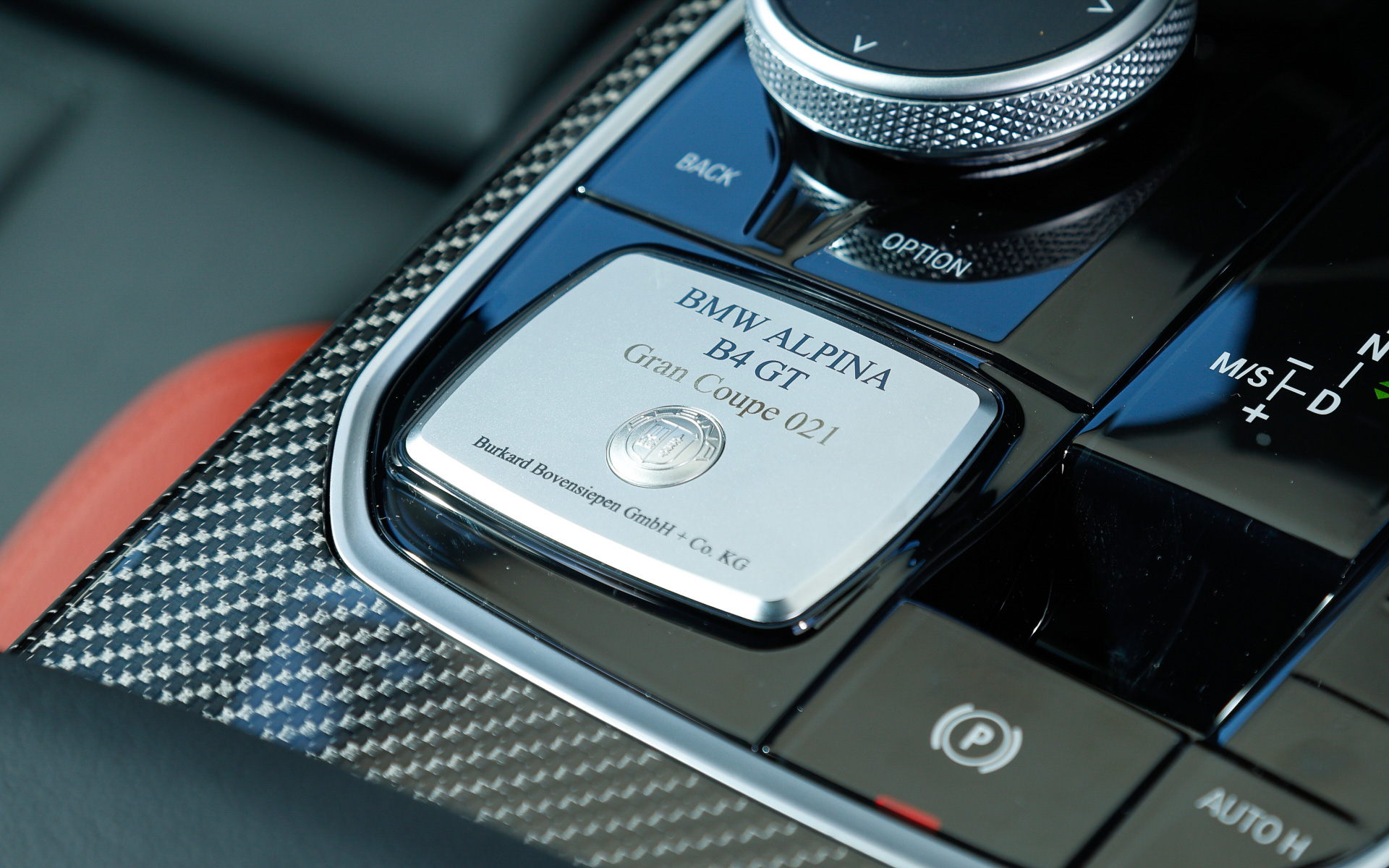 インテリアではステアリングのステッチ、アルミニウム製パドルシフト、フロアマットとラゲッジマットのステッチなどにGTモデルの専用カラー「オロ・テクニコ」を採用。ドアシルトリムやスポーツステアリングホイールには「GT」ロゴがあしらわれたほか、センターコンソールには個別のシリアルナンバーが記載された製造番号プレートが取り付けられる