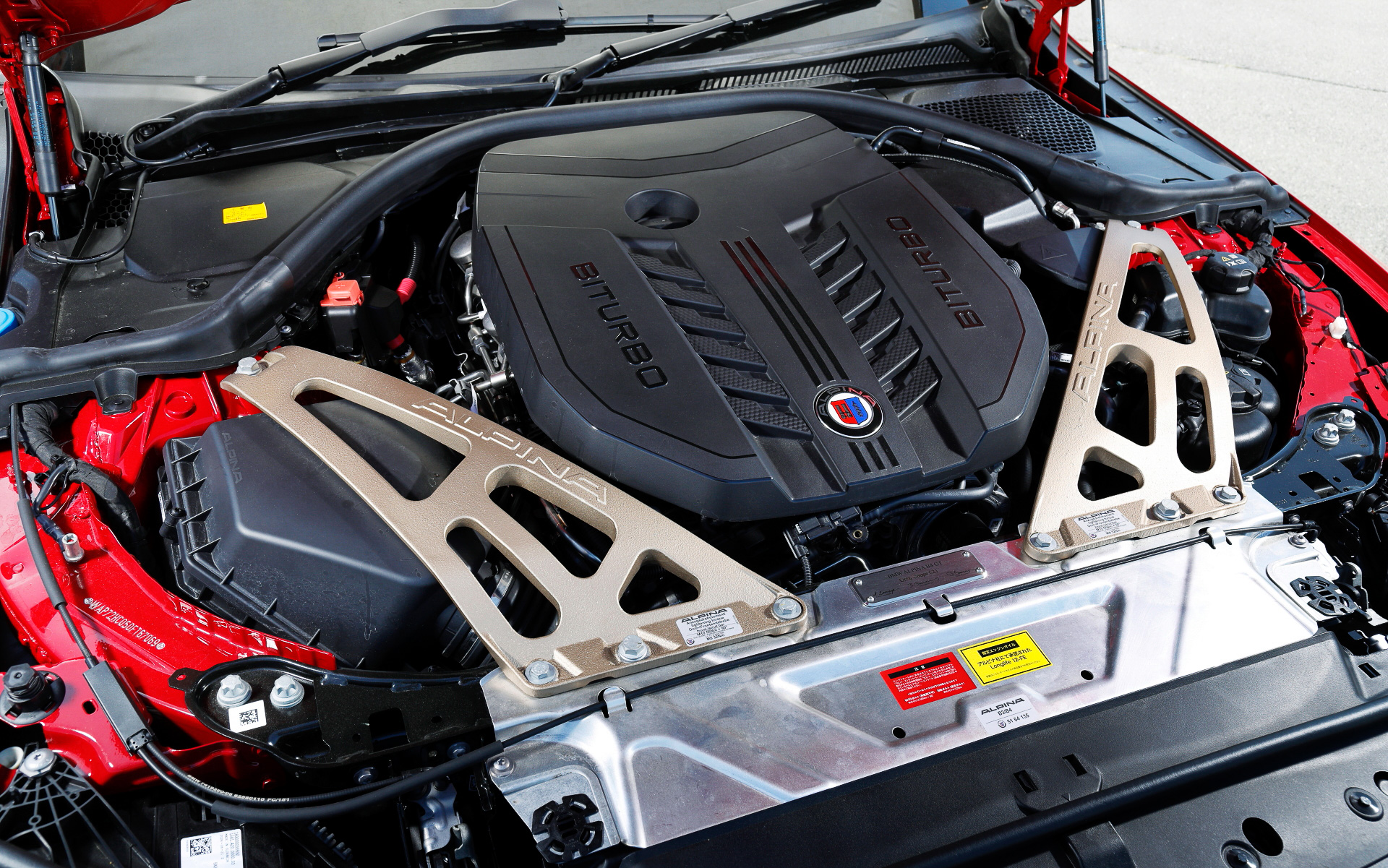 直列6気筒3.0リッタービ・ターボ・エンジンは最高出力389kW（529PS）/6250-6500rpm、最大トルク730Nm（74.4kgfm）/2500-4500rpmを発生。独自のエンジンマッピングをさらに見直したことで、0-100km/h加速は3.5秒、巡行最高速は305km/hを誇る