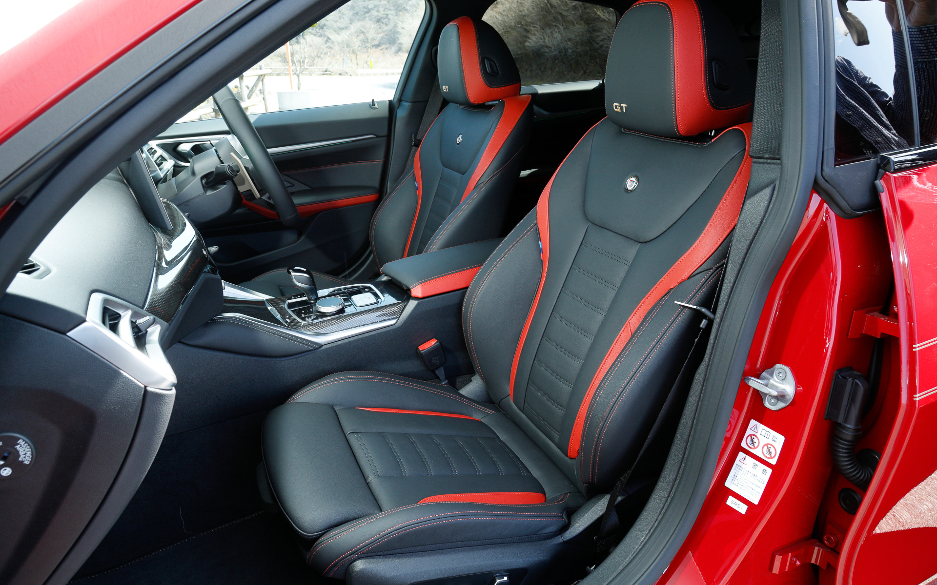 シートには「オロ・テクニコ」カラーでGTの刺繍が入る