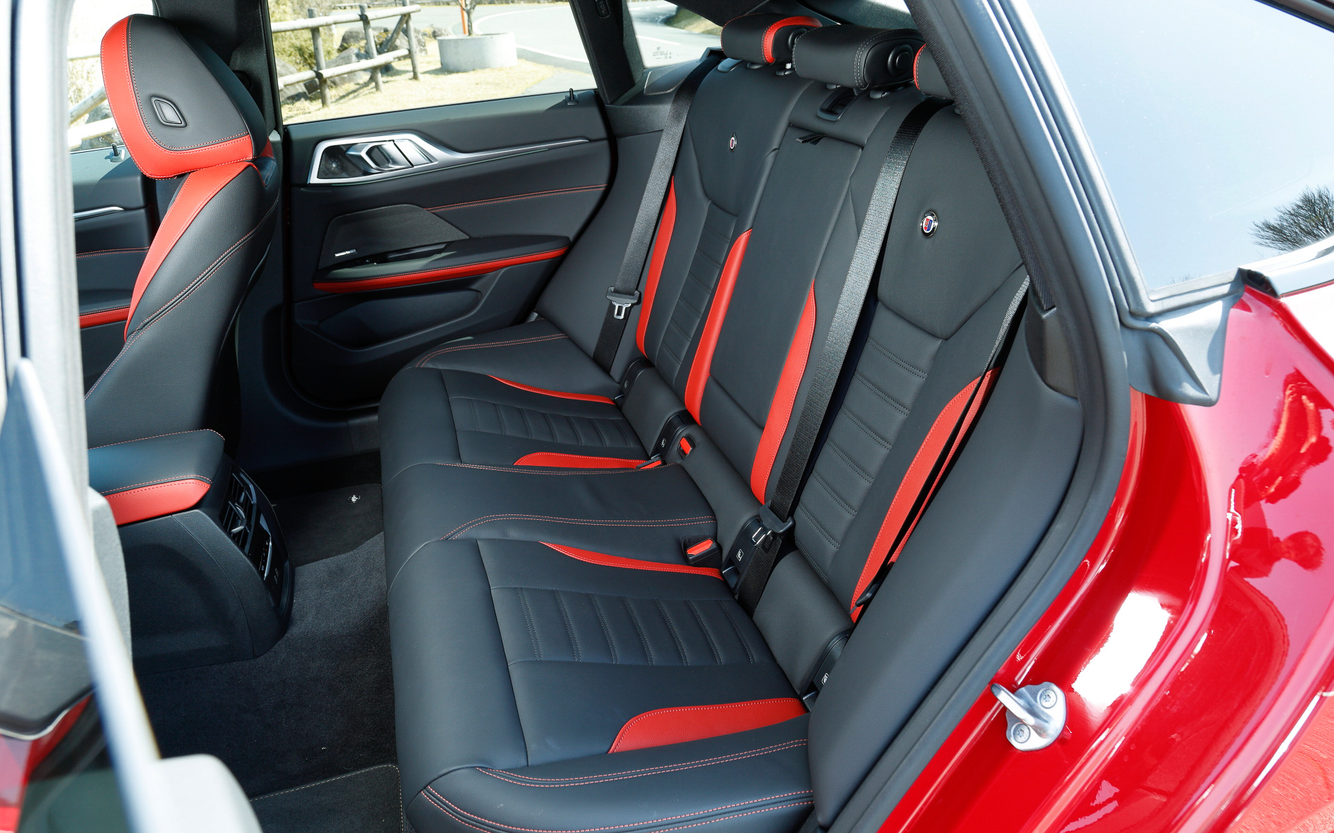 シートには「オロ・テクニコ」カラーでGTの刺繍が入る