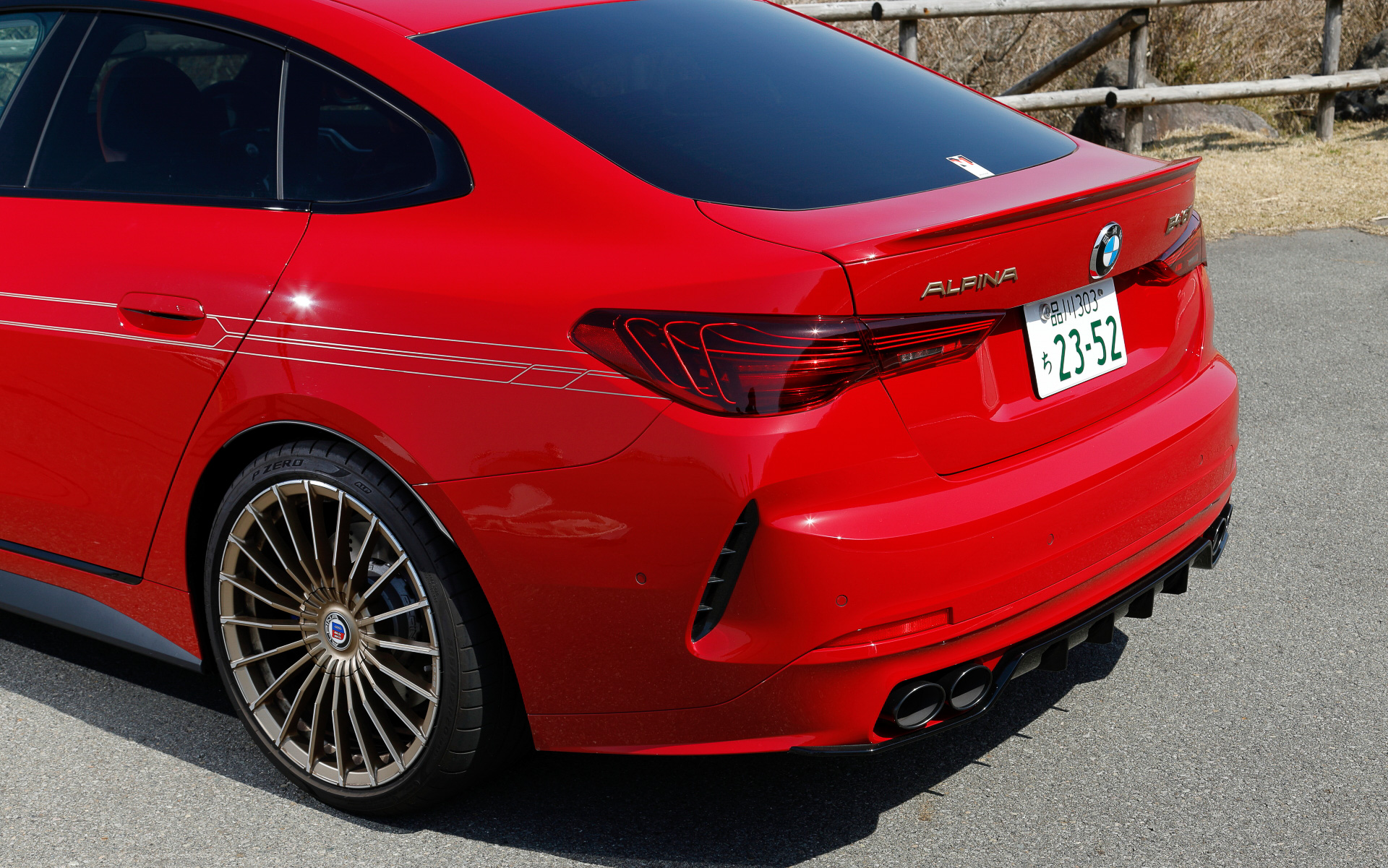 エクステリアではフロント両端に小さなカナードとスプリッターを設けることで存在感を強調したほか、ロゴ入りのフロントスポイラーと新デザインのリアディフューザーを組み合わせることでエアロダイナミクスバランスを向上。また、ブラック(ハイグロス仕上げ)のリアディフューザーとエキゾーストパイプもブラックにすることで統一感が図られた。フロントエンドは内部構造を一新した新型「BMW 4シリーズ」のヘッドライトによって先進的な印象が付与されたほか、オプションの“アダプティブLEDヘッドライト”も選択可能で、リアには立体的なライト・グラフィックを備えた新しいBMWライト・デザインを採用