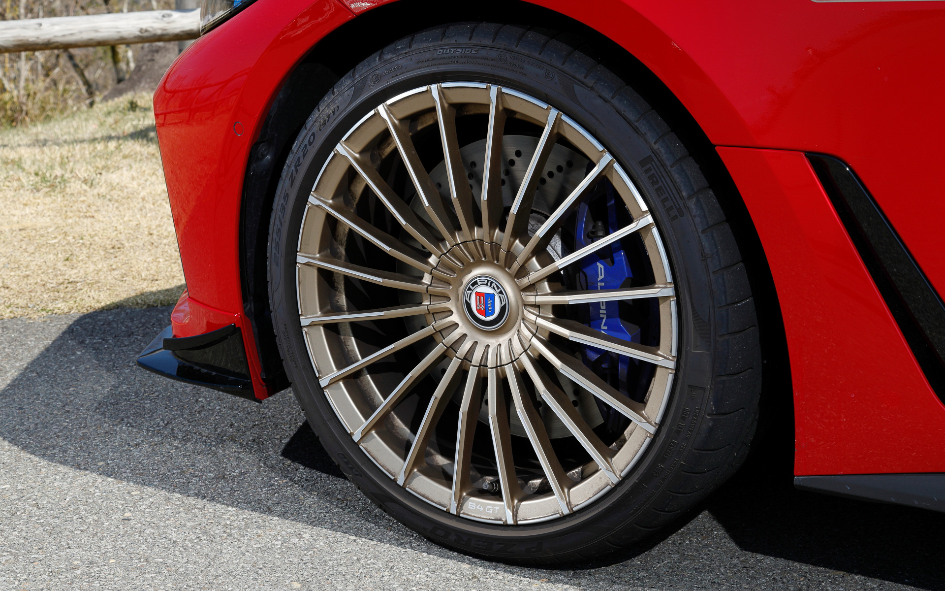 足下は「BMW ALPINA B4」と同じくオリジナルの20インチ鍛造ホイールを標準装備。GT専用カラーの「オロ・テクニコ」を採用し、リムには専用のGTレタリングがあしらわれているほか、繊細なスポークはダイヤモンドカットが施され、ロック可能なホイール・ハブ・カバーに向かってスポークの立体感を強調した。タイヤはアルピナ専用開発のピレリ「P ZERO（ALP）」でサイズはフロント255/35ZR20、リア285/30ZR20