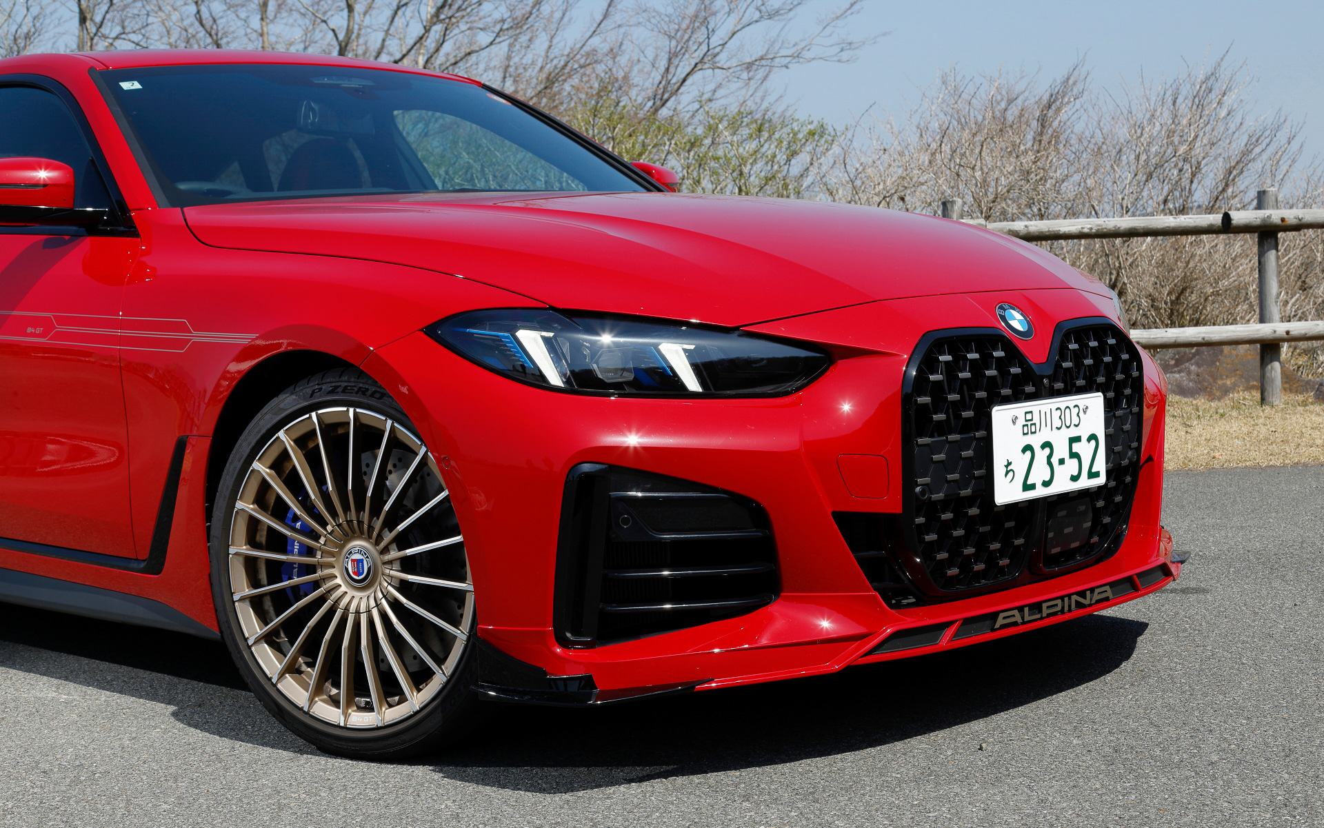 エクステリアではフロント両端に小さなカナードとスプリッターを設けることで存在感を強調したほか、ロゴ入りのフロントスポイラーと新デザインのリアディフューザーを組み合わせることでエアロダイナミクスバランスを向上。また、ブラック(ハイグロス仕上げ)のリアディフューザーとエキゾーストパイプもブラックにすることで統一感が図られた。フロントエンドは内部構造を一新した新型「BMW 4シリーズ」のヘッドライトによって先進的な印象が付与されたほか、オプションの“アダプティブLEDヘッドライト”も選択可能で、リアには立体的なライト・グラフィックを備えた新しいBMWライト・デザインを採用