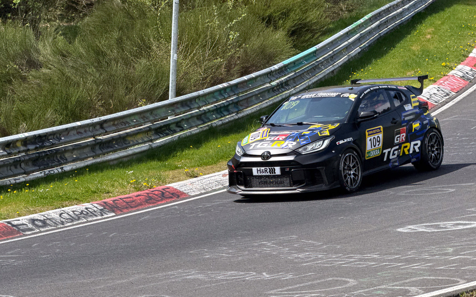 ニュルブルクリンクのノルドシュライフェを走るGRヤリス。驚くことに、エンジン、トランスミッションともハードウェアは量産車と同一