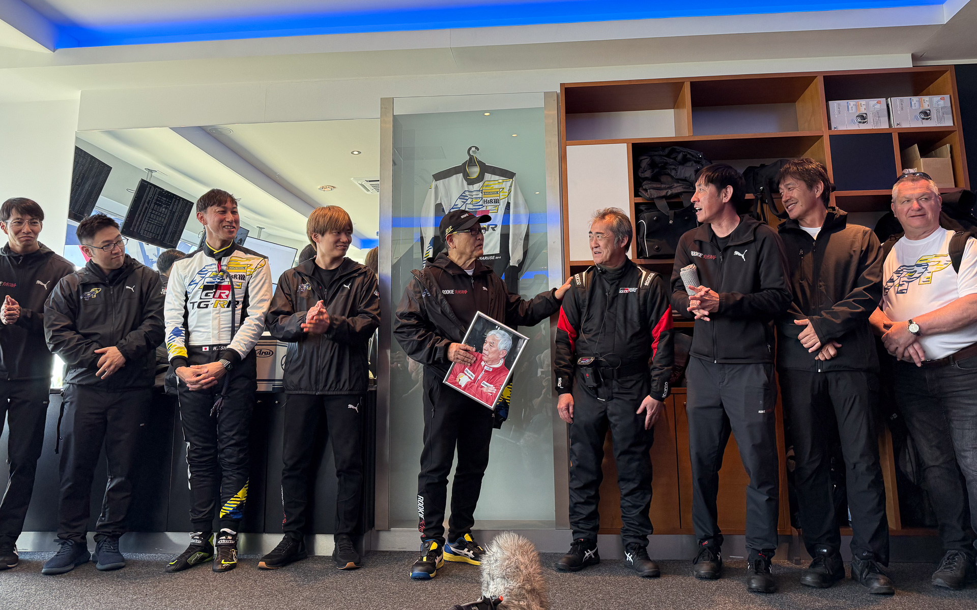 2台完走後のあいさつ、チームスタッフに感謝を述べ、「もっといいクルマづくり」はここで新たなスタートをすると、次への目標を明確に示した