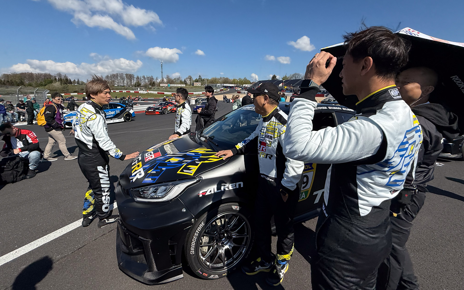 スタート前、モリゾウ選手としてチームドライバーとともにニュルの雰囲気を楽しんでいた