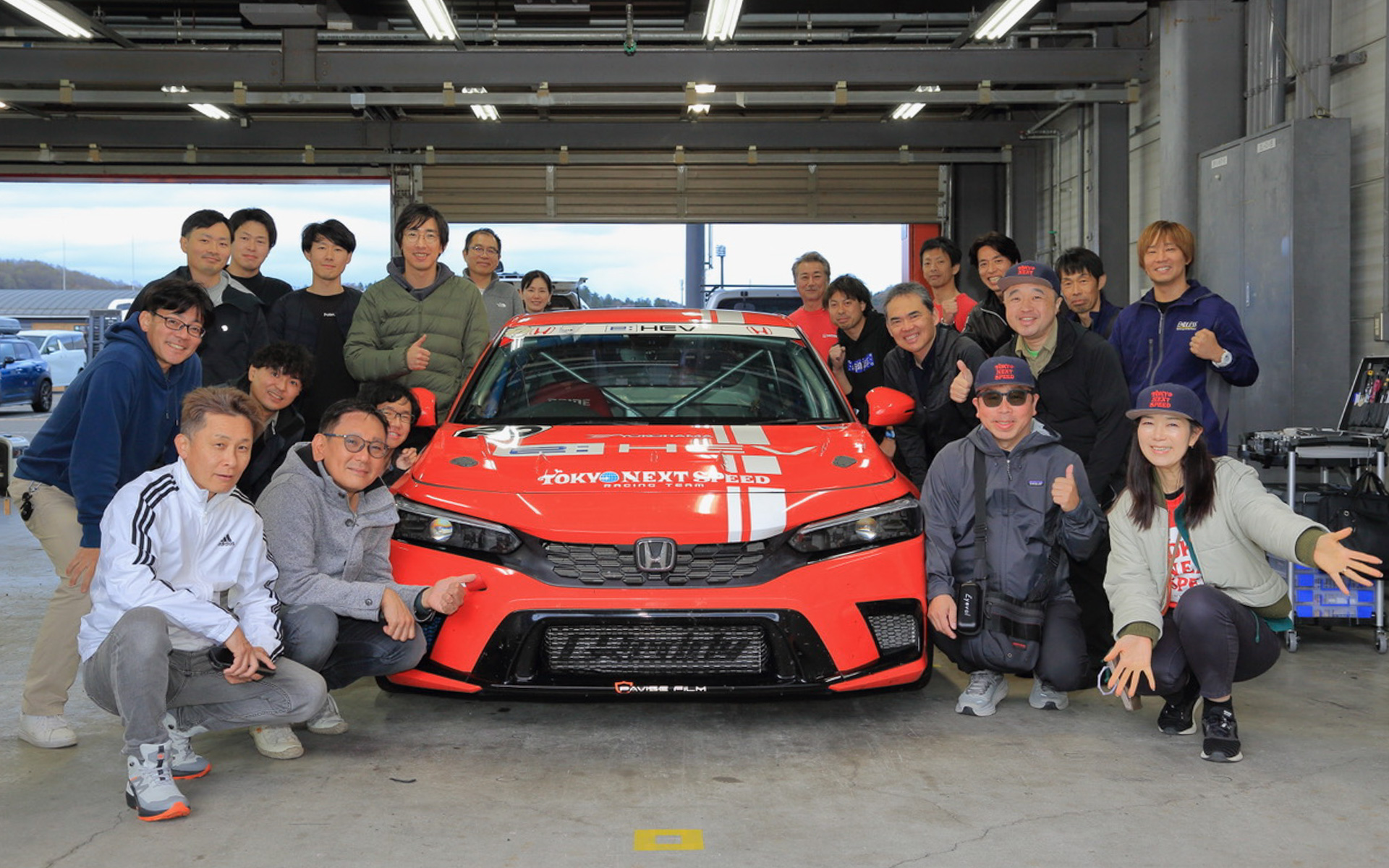 若手のHondaエンジニアもどんどん参加してくれて、すっかり平均年齢が下がったTOKYO NEXT SPEEDのe:HEVプロジェクト。2025年もFL5のシビックe:HEVで、楽しくて速くて燃費のいいハイブリッドの世界を追求します！