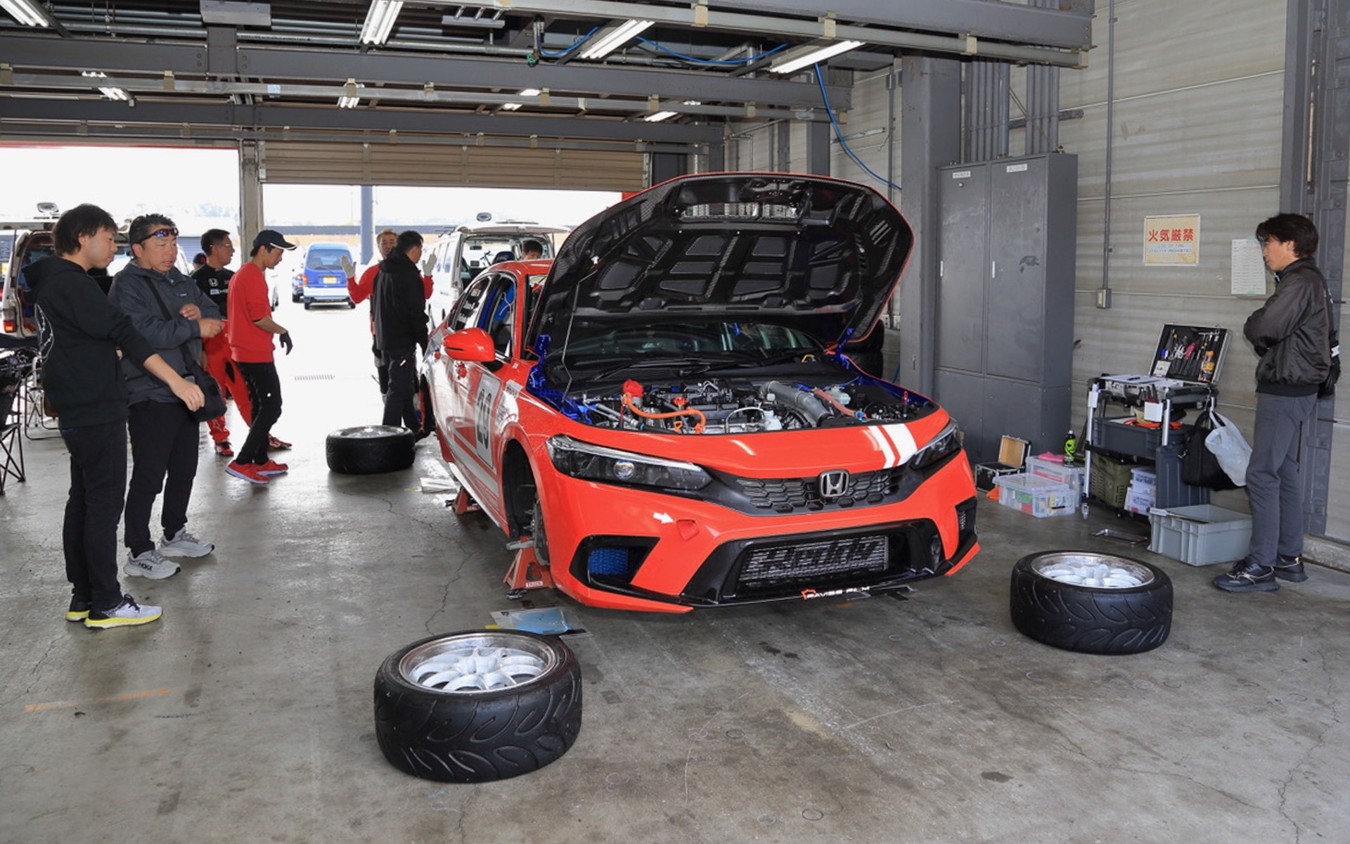 エンドレスさん、クスコさん、TRUSTさんも毎回、現場に来てくださって、テストの進み具合とともに製品の状態や相談にのってくださるのが本当にありがたいです。タイヤは2025年もヨコハマタイヤさんにお世話になってます