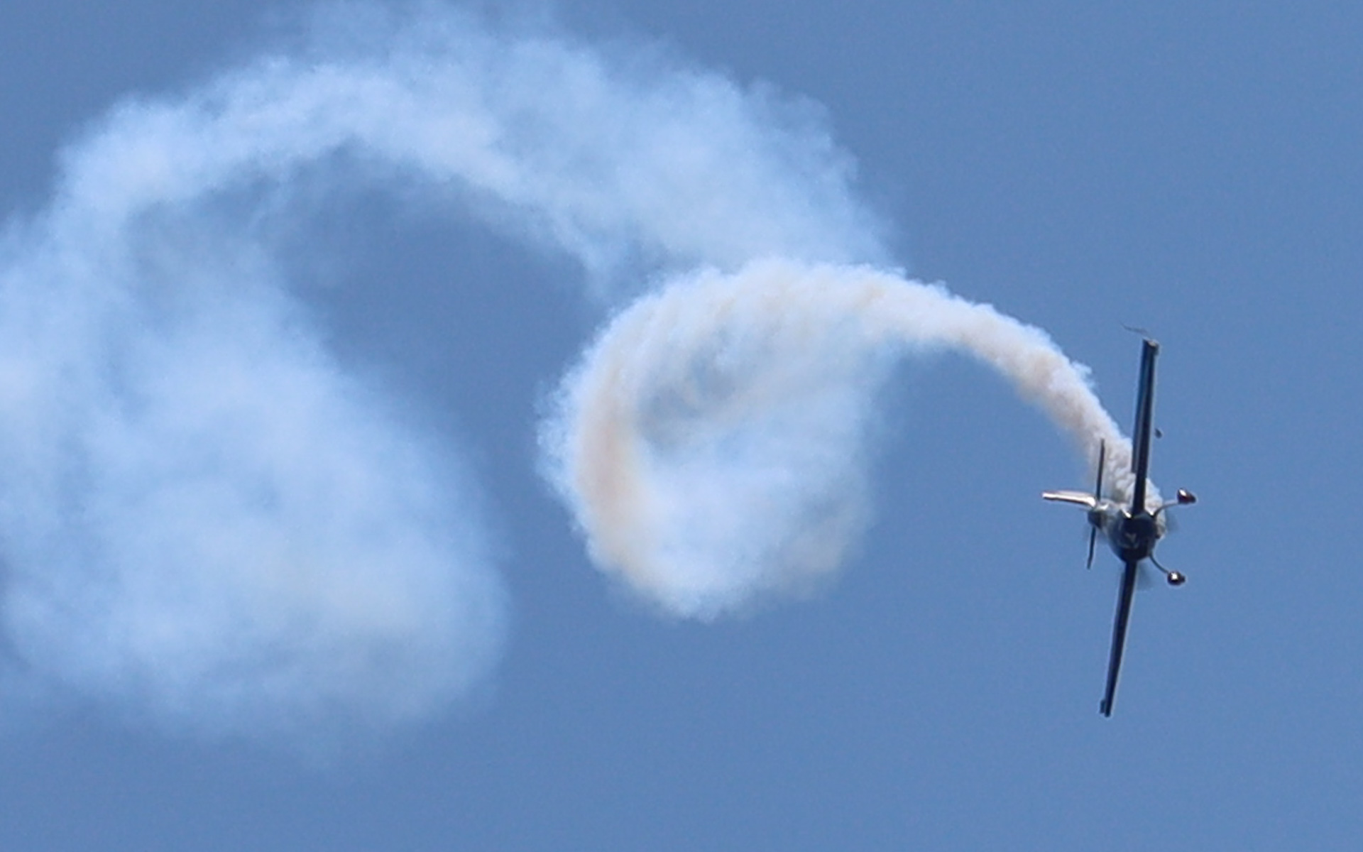 エアレースパイロット・室屋義秀選手（LEXUS PATHFINDER AIR RACING）は「ふくしまスカイパーク」で開催された「ふくしまスカイパーク フェスタ2025 ～春～」に出演、アクロバット機によるエアショーを披露