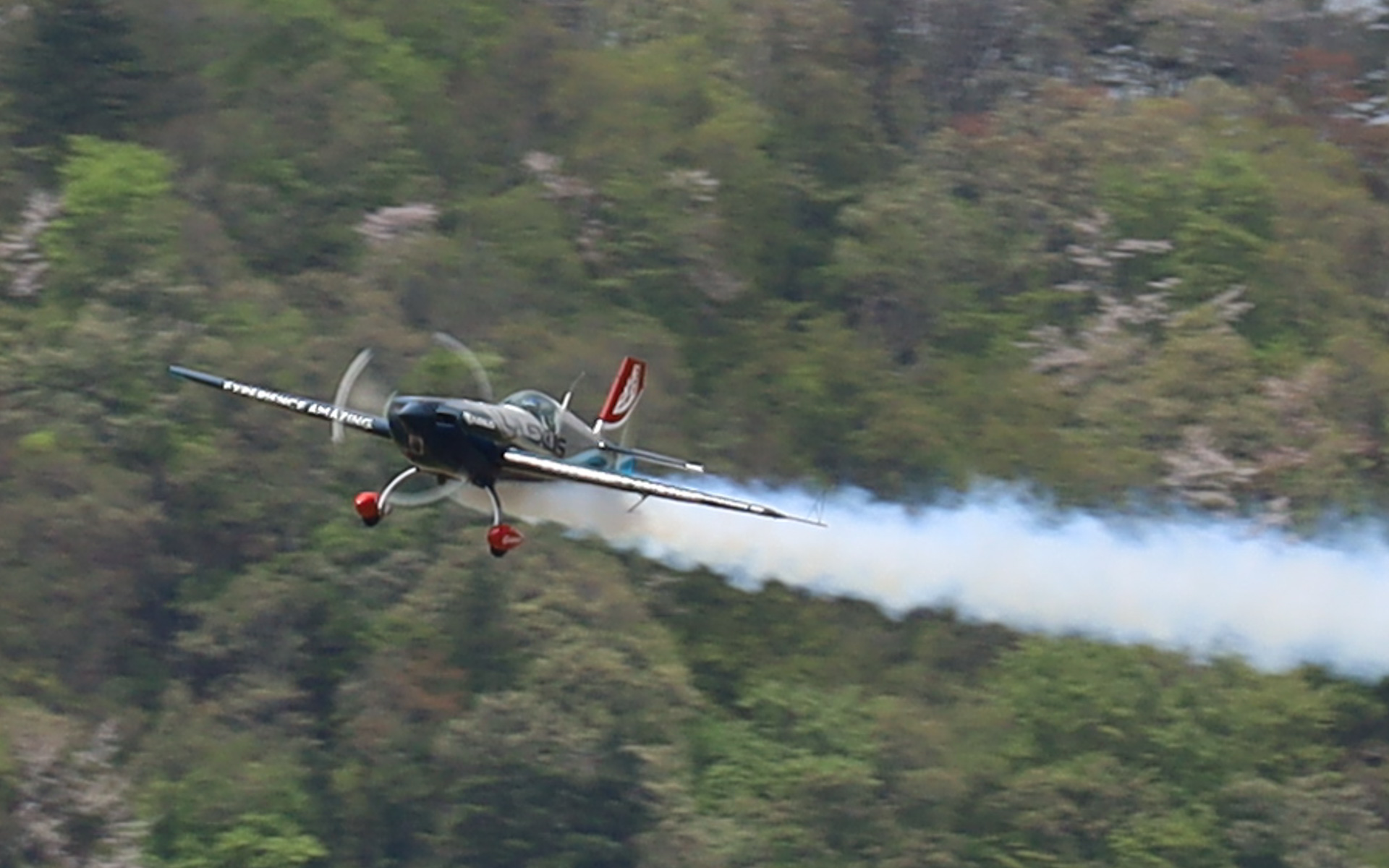 アクロバット機による室屋選手のエアショー
