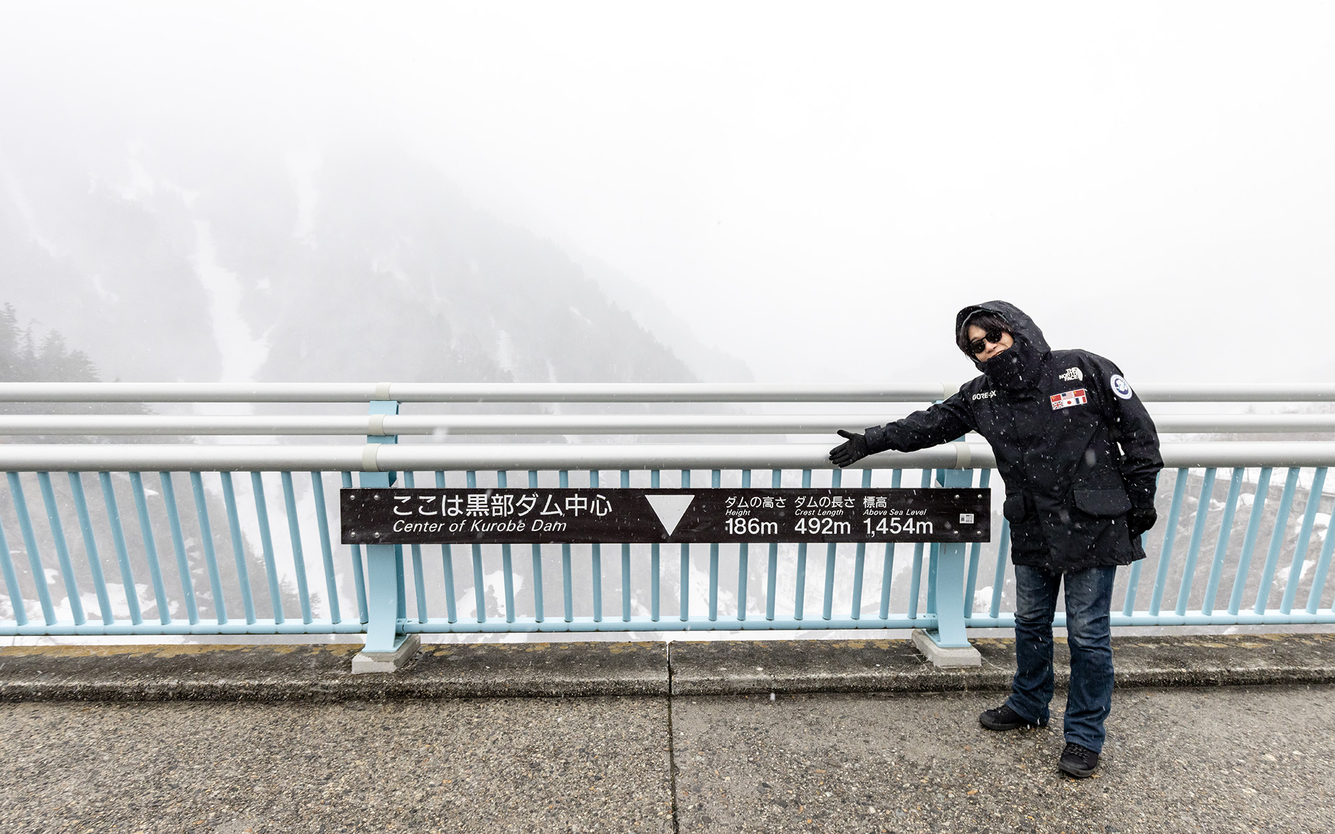 「立山トンネル電気バス」のK8バスは大観峰駅～室堂駅間をつなぐ。取材陣は富山県の立山駅からK8バスの試乗をする予定だったが、雪の影響で急遽長野県側の扇沢駅から目指すことに。まずは扇沢駅から関電トンネル電気バスで黒部ダムへ。なお、立山黒部アルペンルート（富山県側の立山町「立山駅」から長野県側の大町市「扇沢駅」）の総距離は37.2km