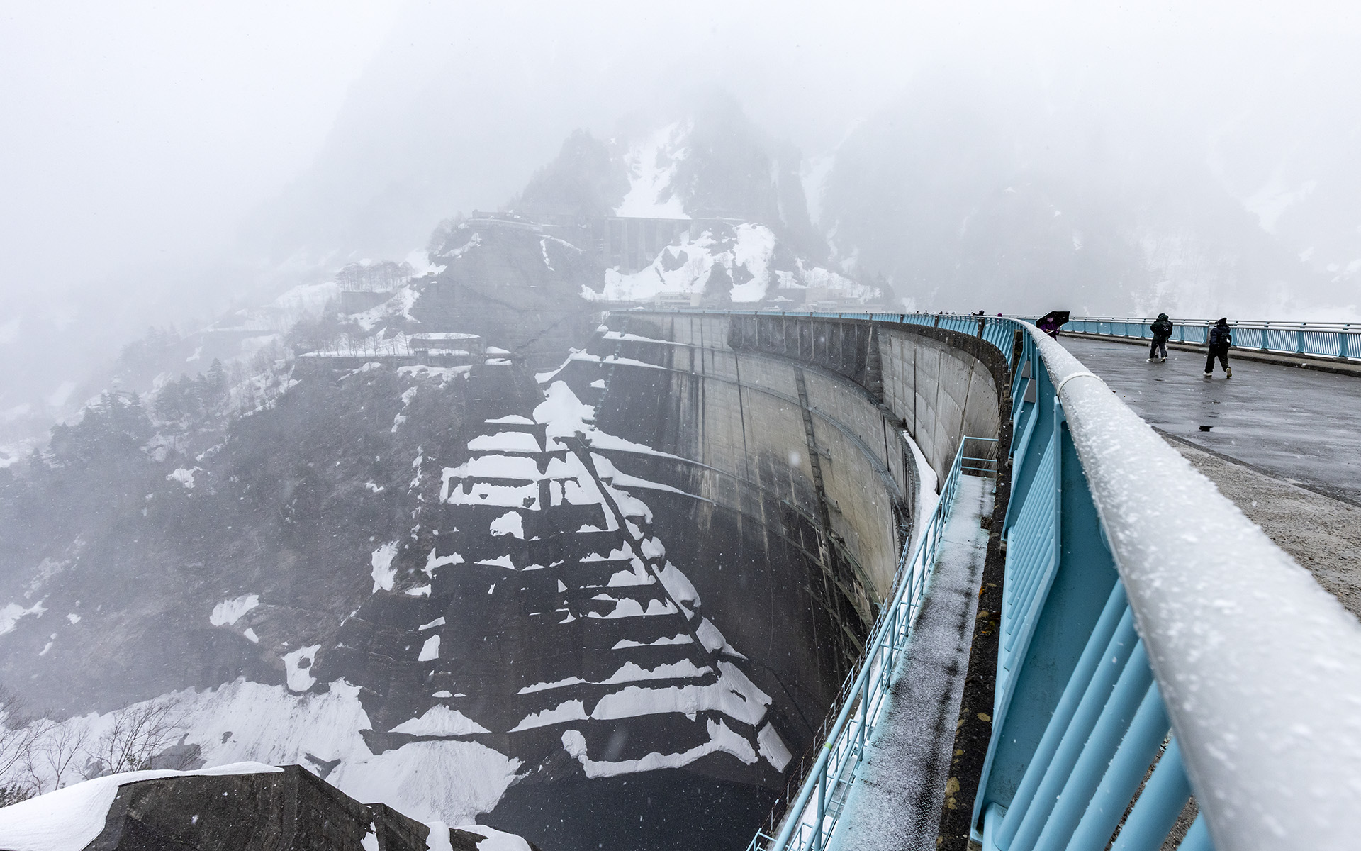 「立山トンネル電気バス」のK8バスは大観峰駅～室堂駅間をつなぐ。取材陣は富山県の立山駅からK8バスの試乗をする予定だったが、雪の影響で急遽長野県側の扇沢駅から目指すことに。まずは扇沢駅から関電トンネル電気バスで黒部ダムへ。なお、立山黒部アルペンルート（富山県側の立山町「立山駅」から長野県側の大町市「扇沢駅」）の総距離は37.2km