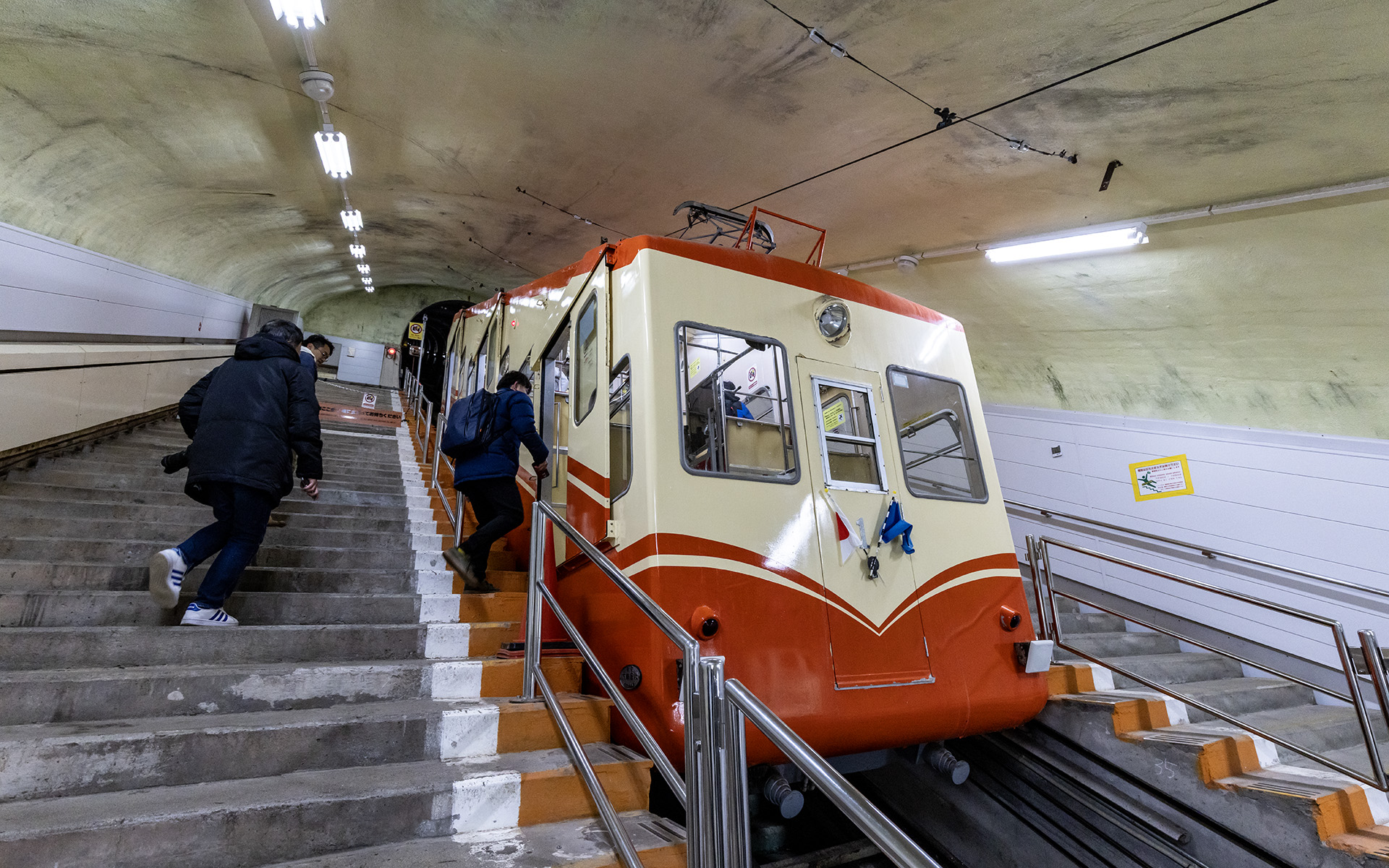 続いて黒部湖駅から黒部平駅までは黒部ケーブルカーで移動。写真でご覧になっていただいても分かるほどの傾斜！