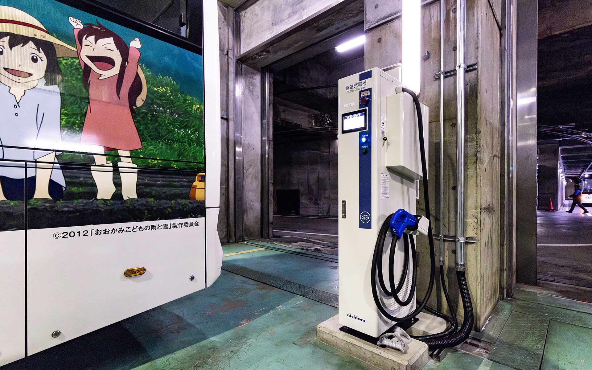 K8バスのボディサイズは1万500×2495×3270mm（全長×全幅×全高）、ホイールベースは5300mm。ラッピング以外に特別な装備はとくにないそうだが、常に暗いトンネル内を走るということでフロント上部の行先表示器は目立つよう黄色に。またフロント部のバッヂは「立山トンネル電気バス」導入前に使われていたトロリーバスから引き継いだものだという