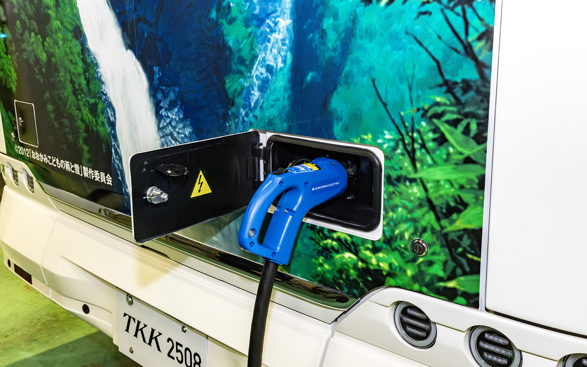 K8バスのボディサイズは1万500×2495×3270mm（全長×全幅×全高）、ホイールベースは5300mm。ラッピング以外に特別な装備はとくにないそうだが、常に暗いトンネル内を走るということでフロント上部の行先表示器は目立つよう黄色に。またフロント部のバッヂは「立山トンネル電気バス」導入前に使われていたトロリーバスから引き継いだものだという