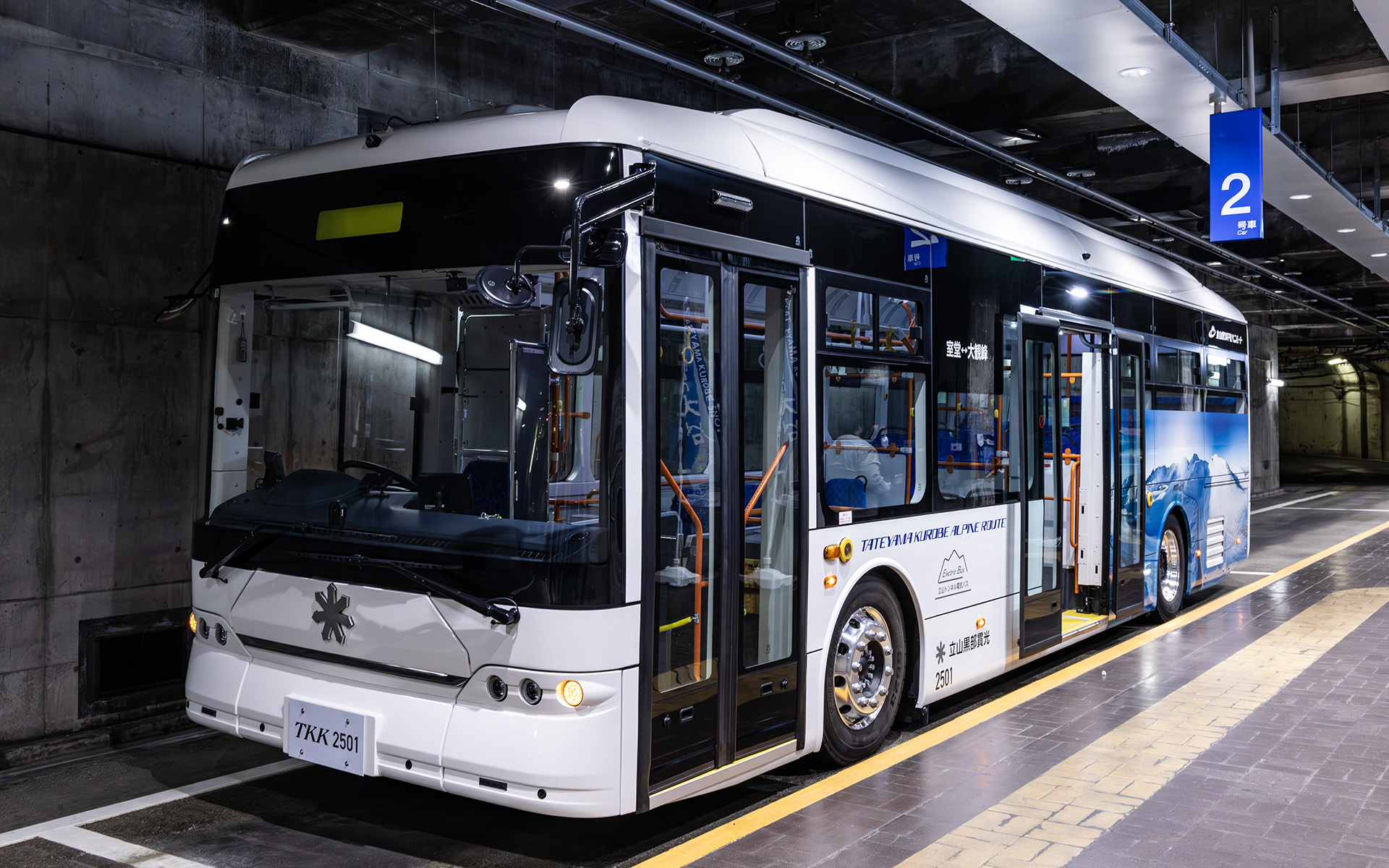 K8バスのボディサイズは1万500×2495×3270mm（全長×全幅×全高）、ホイールベースは5300mm。ラッピング以外に特別な装備はとくにないそうだが、常に暗いトンネル内を走るということでフロント上部の行先表示器は目立つよう黄色に。またフロント部のバッヂは「立山トンネル電気バス」導入前に使われていたトロリーバスから引き継いだものだという