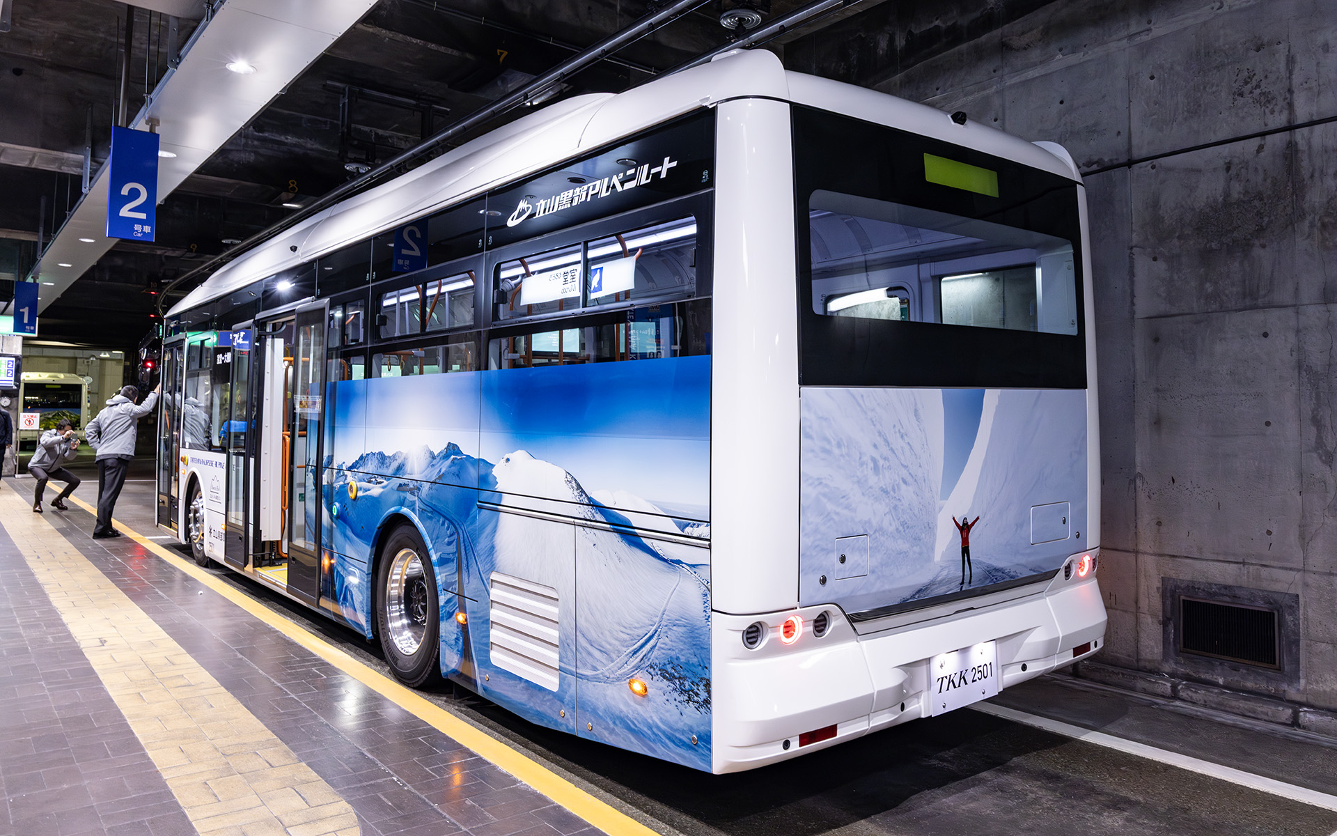 K8バスのボディサイズは1万500×2495×3270mm（全長×全幅×全高）、ホイールベースは5300mm。ラッピング以外に特別な装備はとくにないそうだが、常に暗いトンネル内を走るということでフロント上部の行先表示器は目立つよう黄色に。またフロント部のバッヂは「立山トンネル電気バス」導入前に使われていたトロリーバスから引き継いだものだという