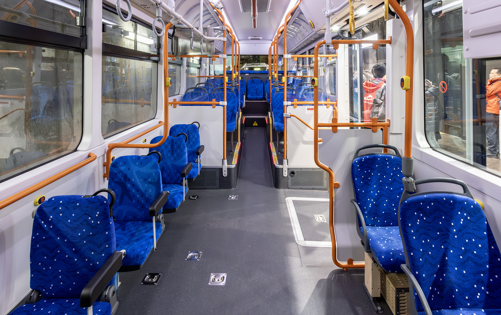 K8バスのボディサイズは1万500×2495×3270mm（全長×全幅×全高）、ホイールベースは5300mm。ラッピング以外に特別な装備はとくにないそうだが、常に暗いトンネル内を走るということでフロント上部の行先表示器は目立つよう黄色に。またフロント部のバッヂは「立山トンネル電気バス」導入前に使われていたトロリーバスから引き継いだものだという