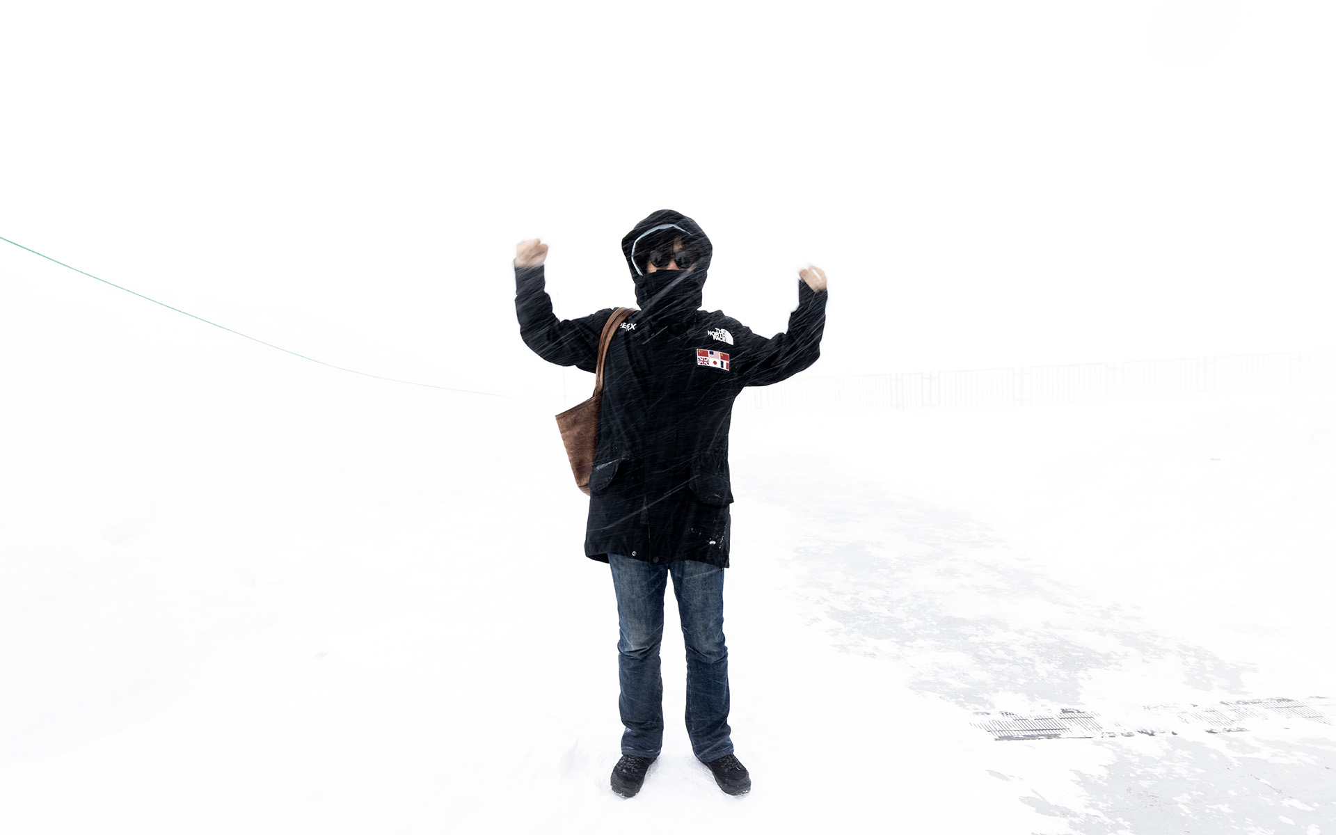 室堂駅に到着。周囲はホワイトアウト状態と言っていいほどの雪と強風に見舞われた