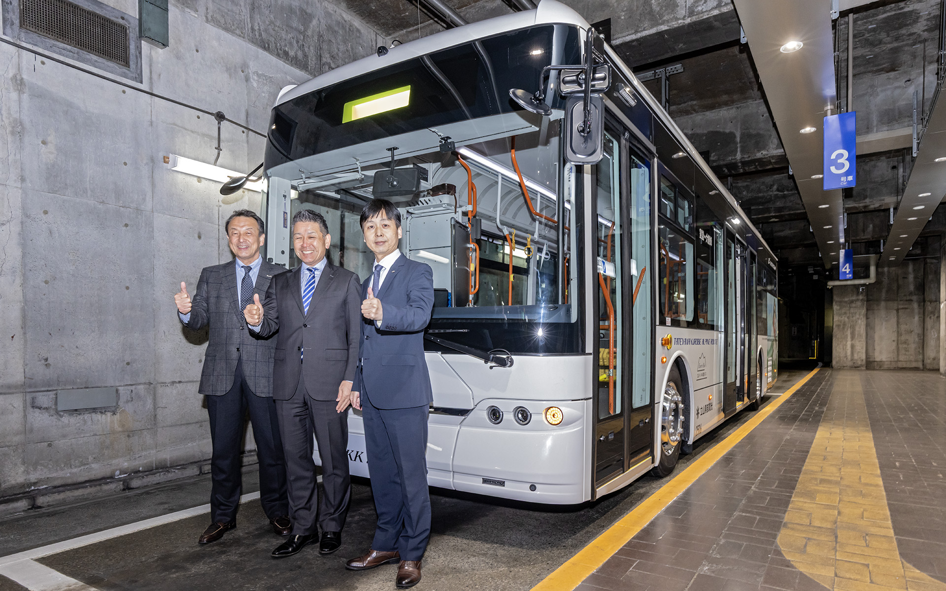 4月15日に立山黒部アルペンルートの「立山トンネル電気バス」として運行を開始した、BYDのEVバス「K8」に試乗する機会を得た（写真はBYD Auto Japan株式会社 東福寺厚樹代表取締役社長［左］、ビーワイディージャパン株式会社 執行役員副社長 石井澄人氏［中］ら関係者）