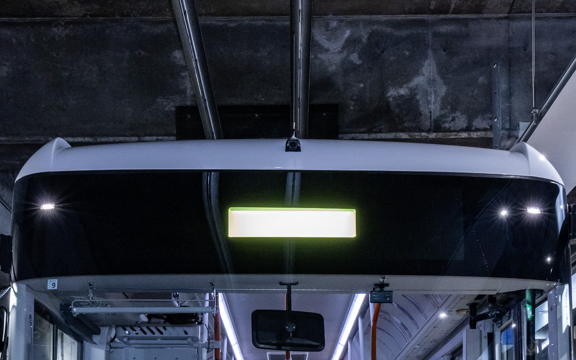 K8バスのボディサイズは1万500×2495×3270mm（全長×全幅×全高）、ホイールベースは5300mm。ラッピング以外に特別な装備はとくにないそうだが、常に暗いトンネル内を走るということでフロント上部の行先表示器は目立つよう黄色に。またフロント部のバッヂは「立山トンネル電気バス」導入前に使われていたトロリーバスから引き継いだものだという