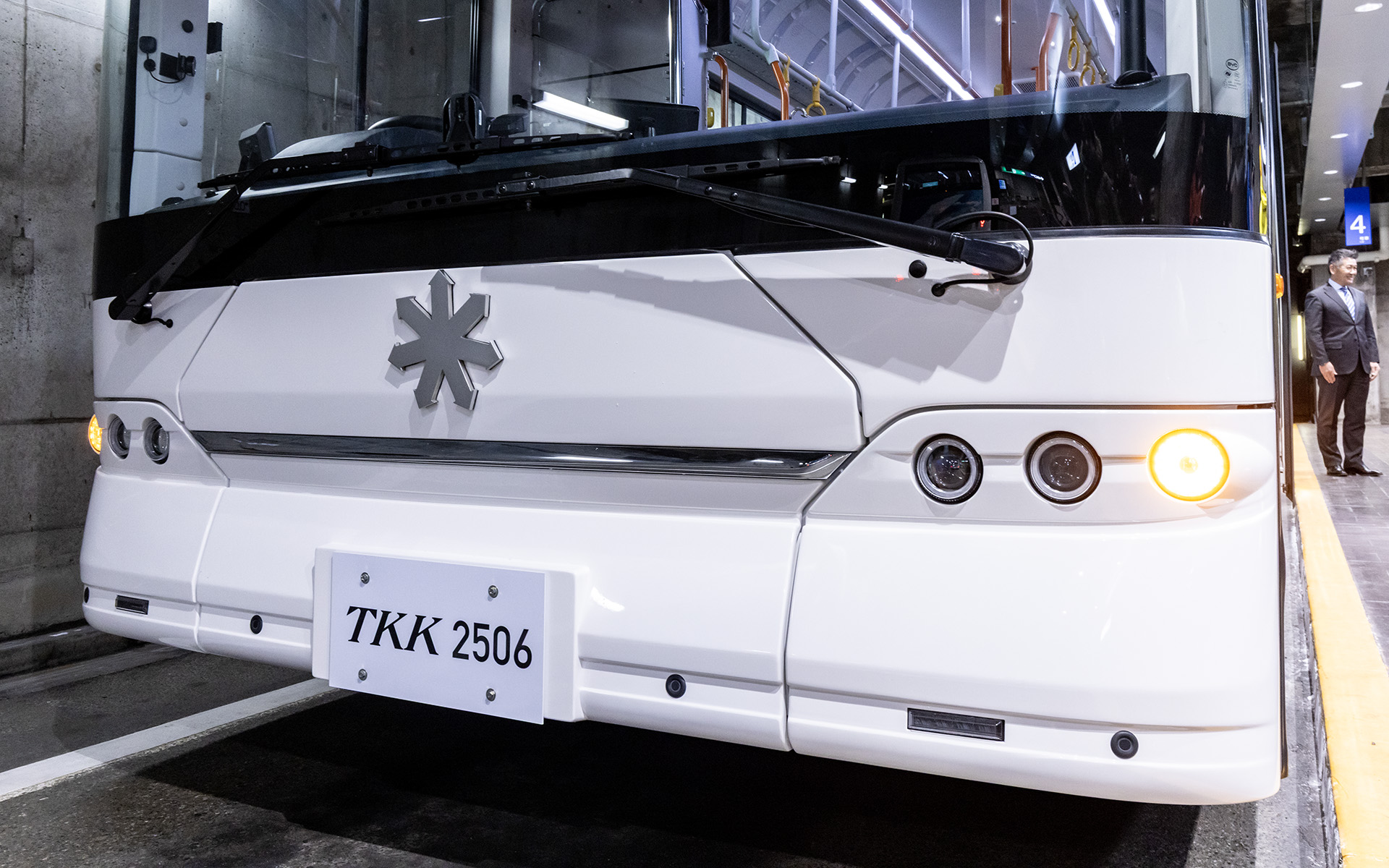 K8バスのボディサイズは1万500×2495×3270mm（全長×全幅×全高）、ホイールベースは5300mm。ラッピング以外に特別な装備はとくにないそうだが、常に暗いトンネル内を走るということでフロント上部の行先表示器は目立つよう黄色に。またフロント部のバッヂは「立山トンネル電気バス」導入前に使われていたトロリーバスから引き継いだものだという