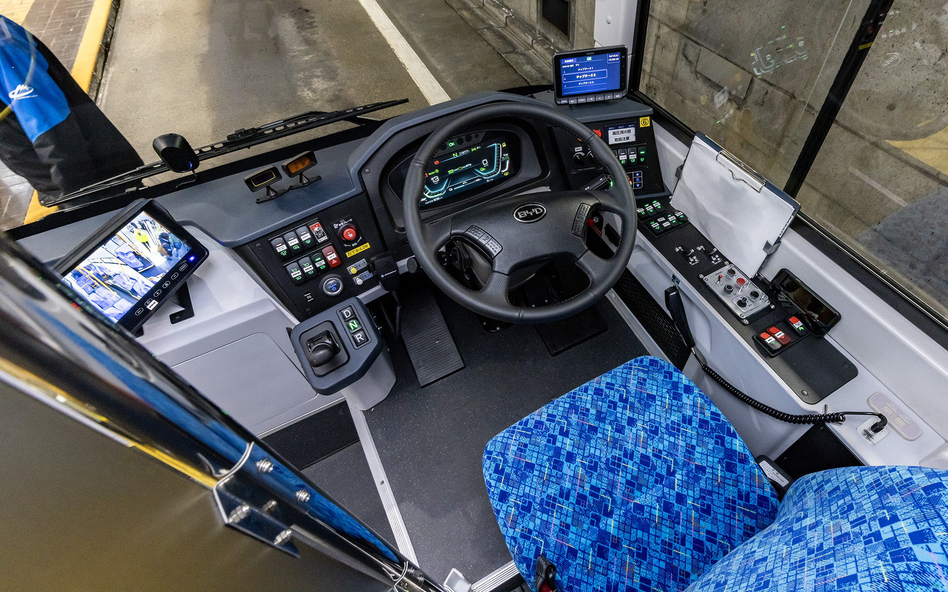 K8バスのボディサイズは1万500×2495×3270mm（全長×全幅×全高）、ホイールベースは5300mm。ラッピング以外に特別な装備はとくにないそうだが、常に暗いトンネル内を走るということでフロント上部の行先表示器は目立つよう黄色に。またフロント部のバッヂは「立山トンネル電気バス」導入前に使われていたトロリーバスから引き継いだものだという