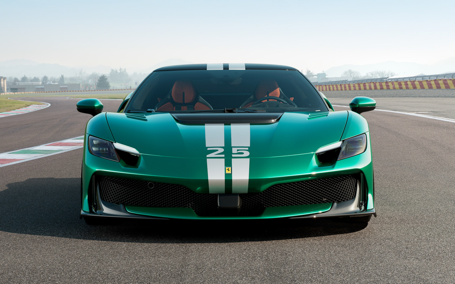 フロントトレッド幅は1665mm、リアトレッド幅は1632mm、乾燥重量1410kg、重量配分は前40％：後60％