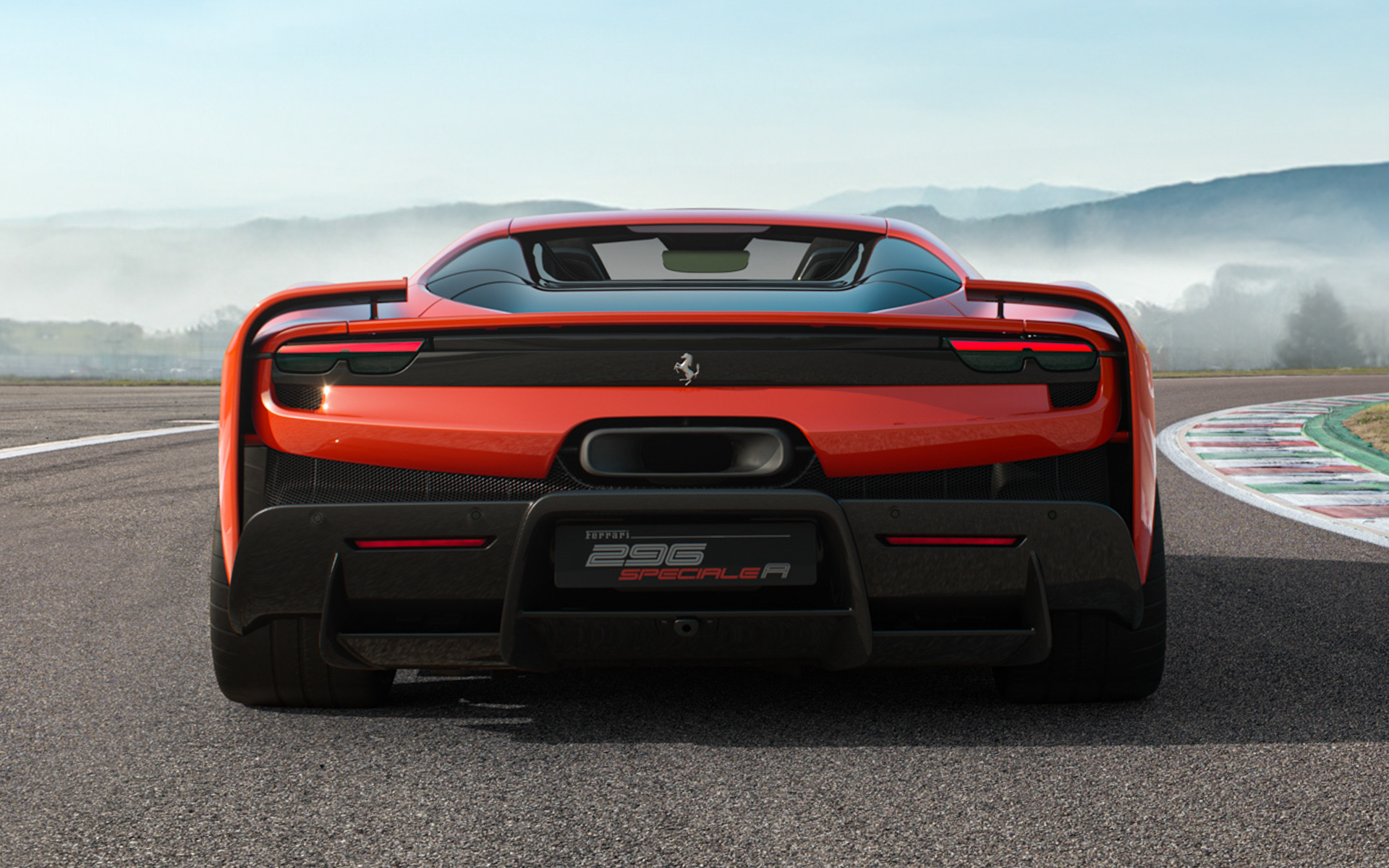 296スペチアーレAのボディサイズは4625×1968×1181mm（全長×全幅×全高）、ホイールベースは2600mm、乾燥重量は1490kg